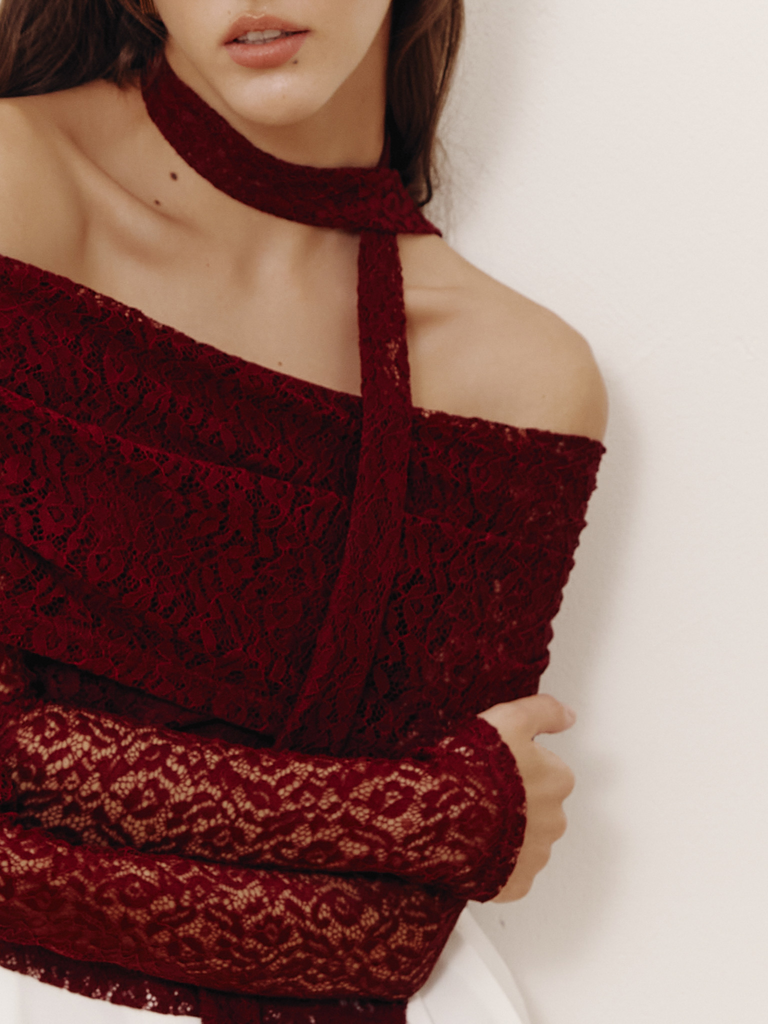 Lace top with open shoulders and neck ribbon