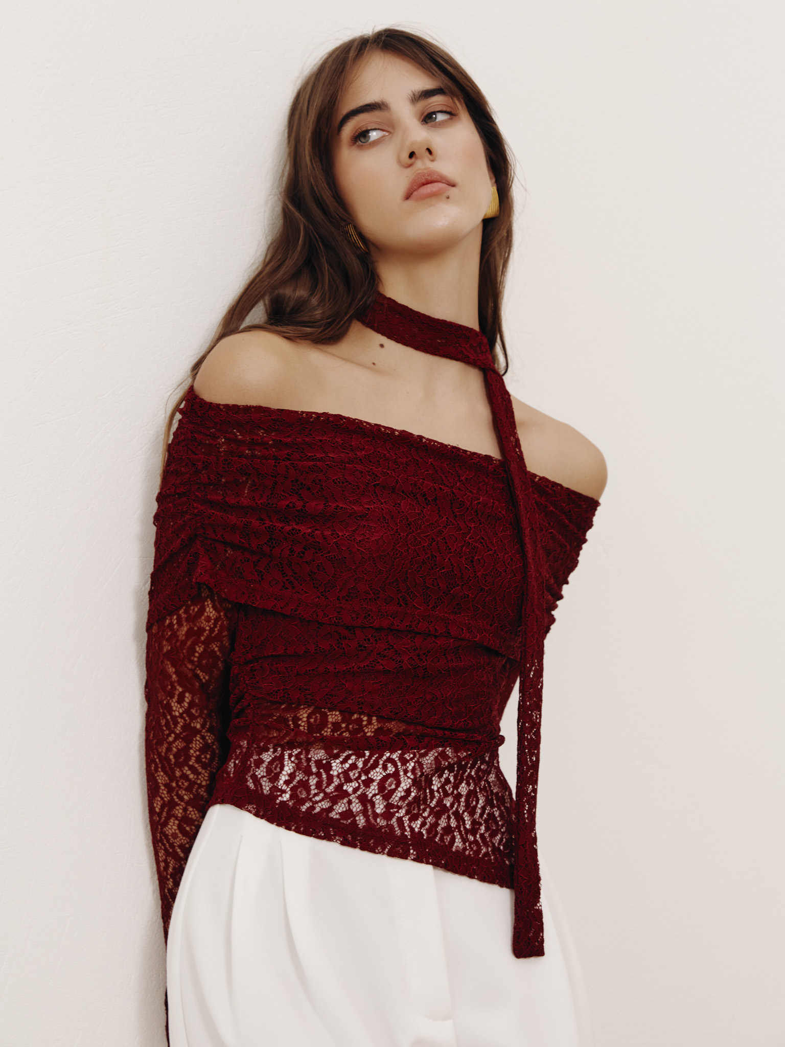 Lace top with open shoulders and neck ribbon