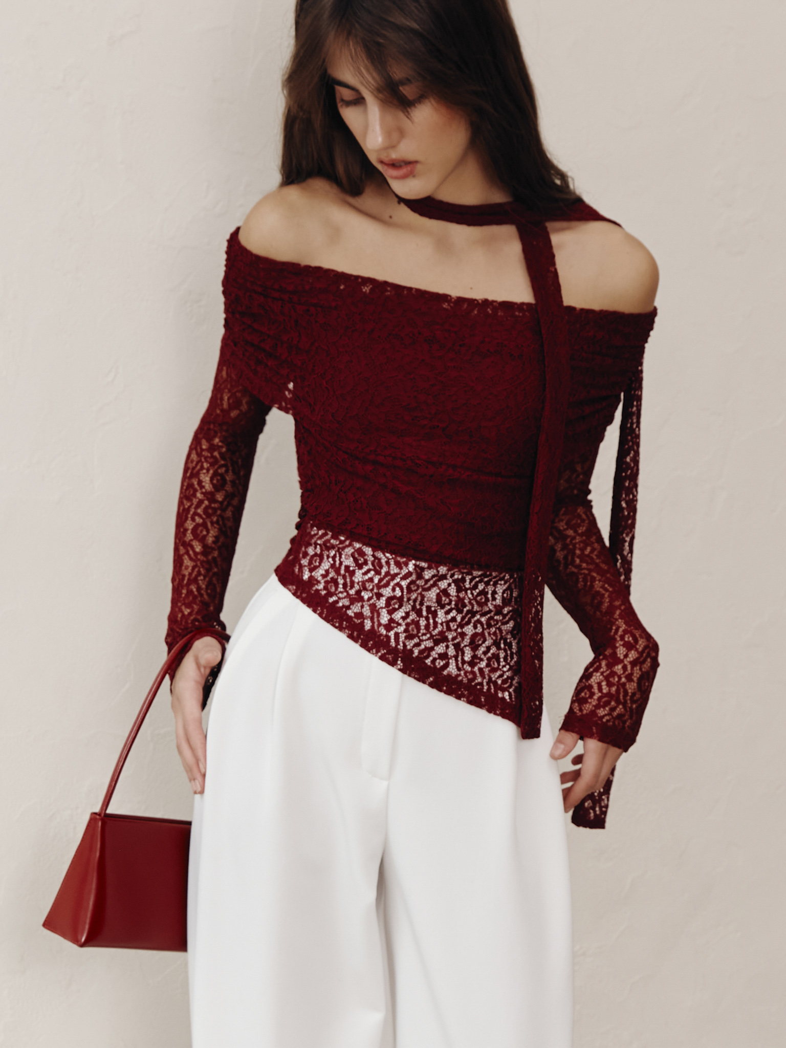 Lace top with open shoulders and neck ribbon
