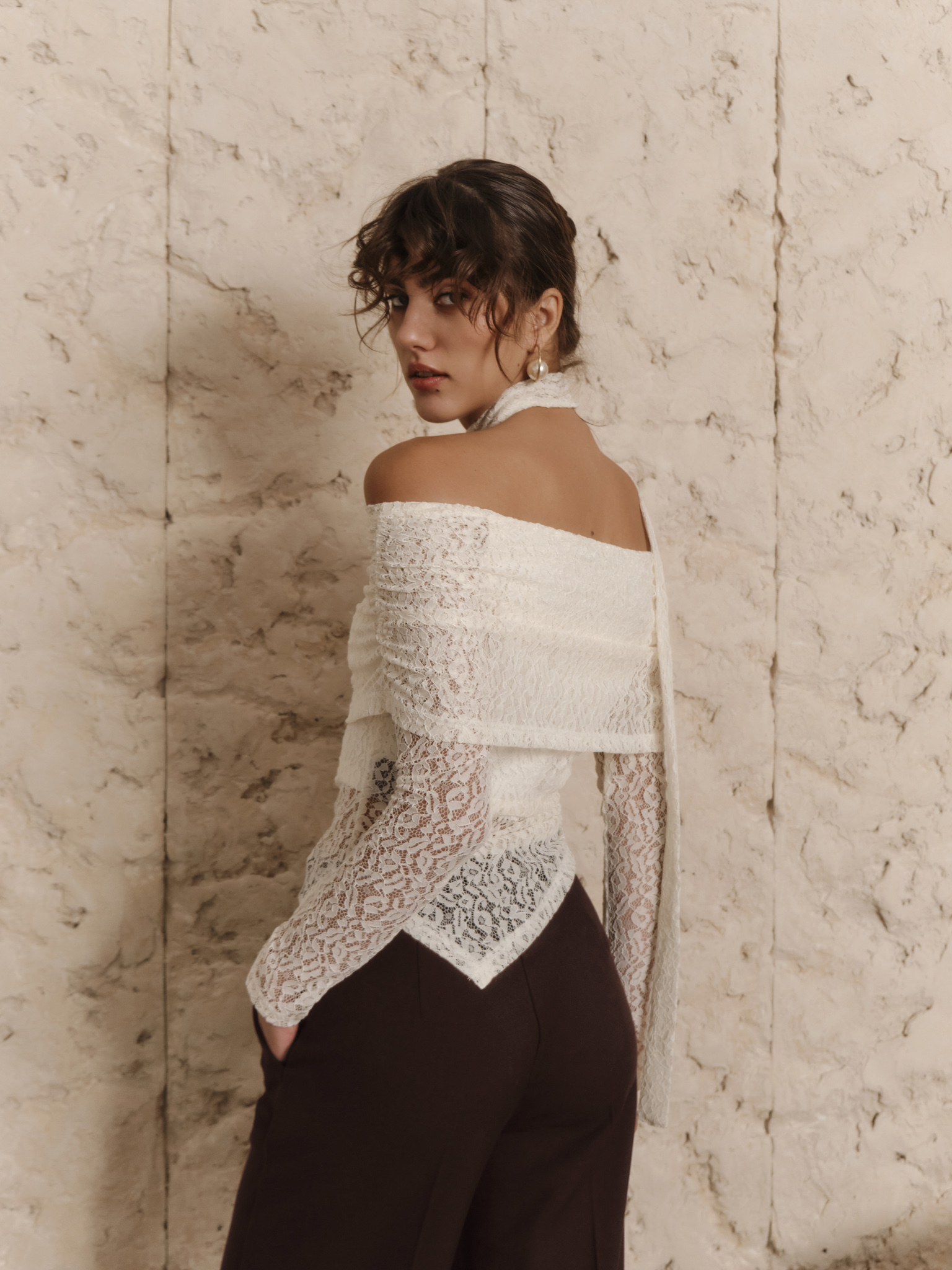 Lace top with open shoulders and neck ribbon
