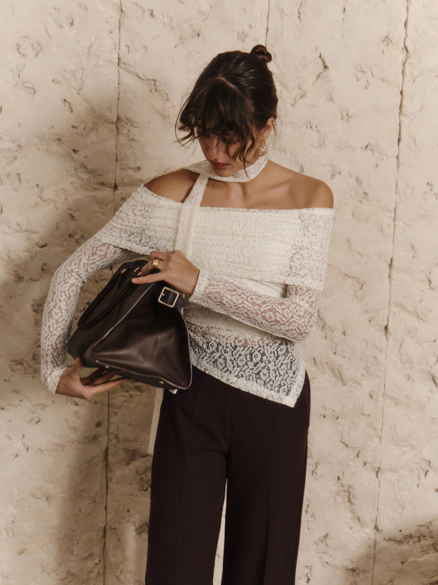 Lace top with open shoulders and neck ribbon