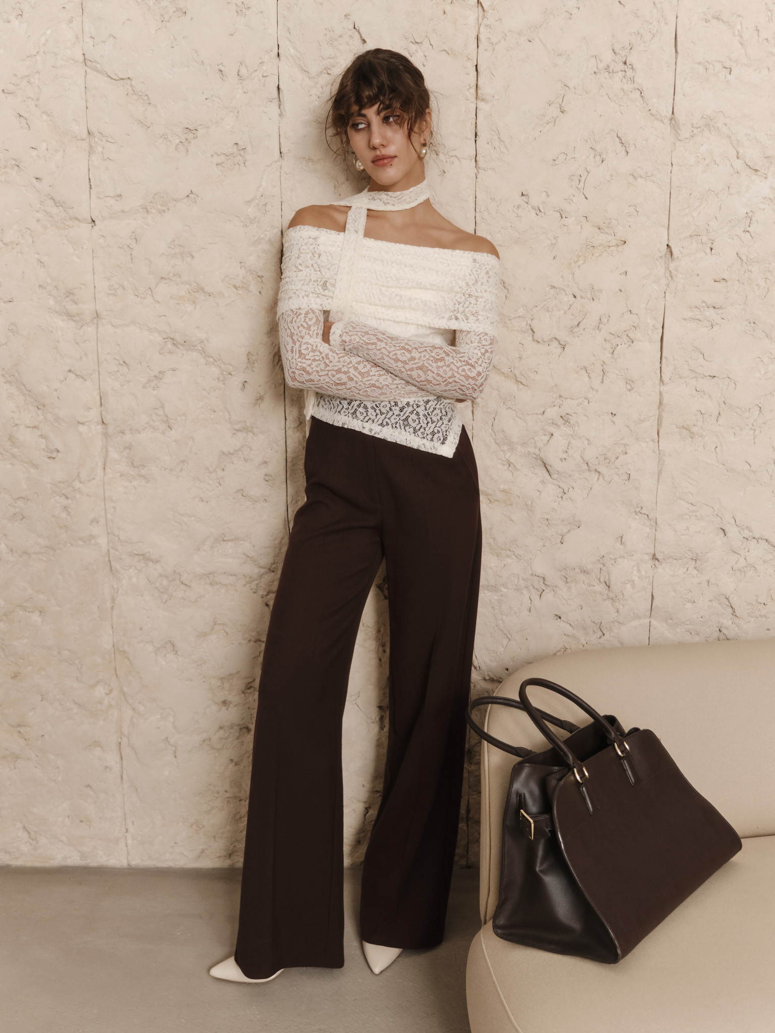 Lace top with open shoulders and neck ribbon