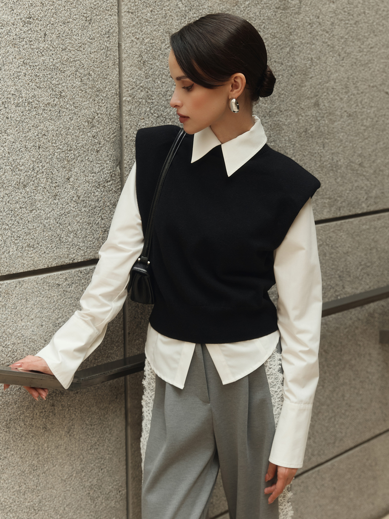 Knitted top with emphasised shoulders