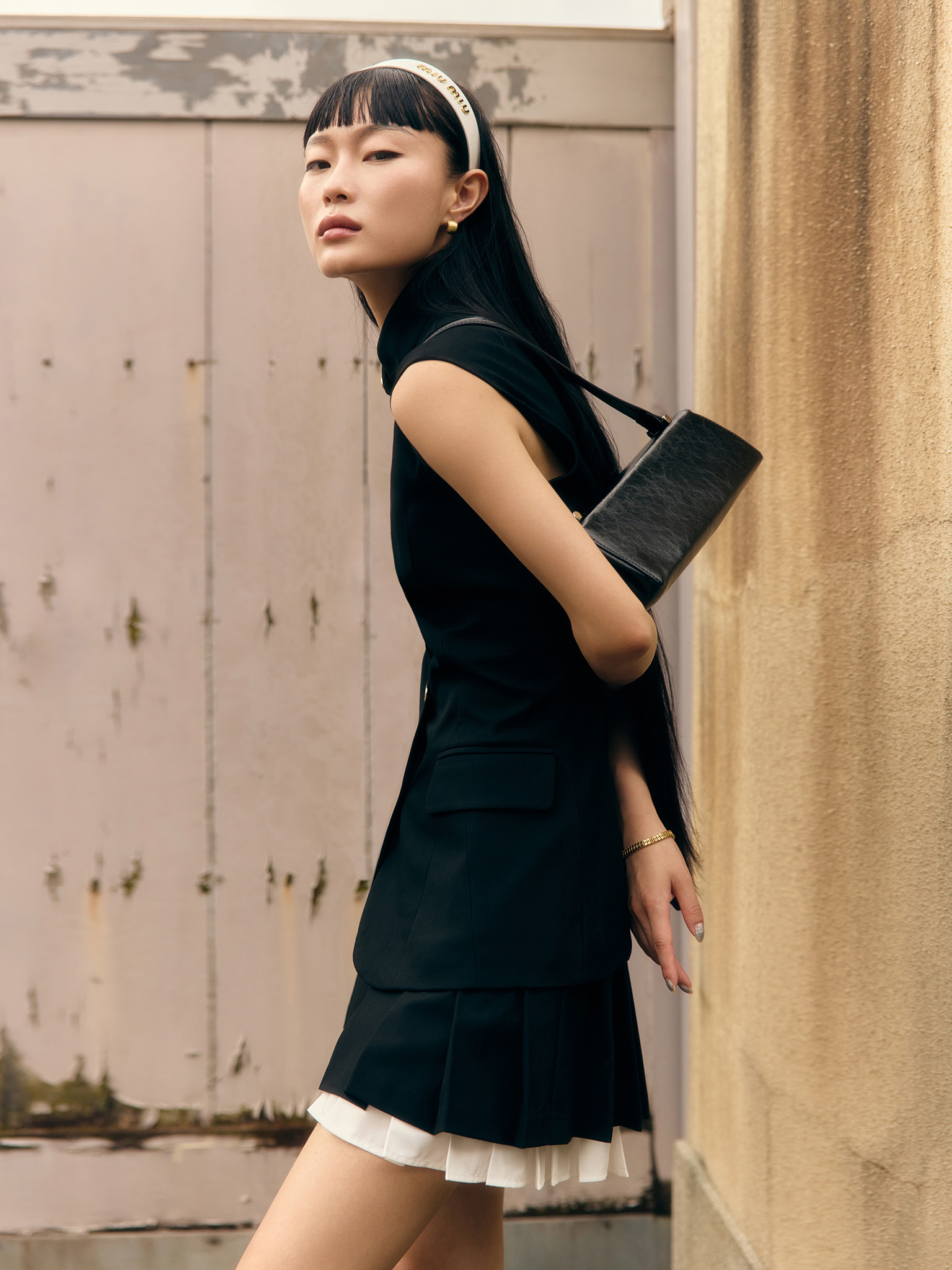 Minirock mit Falten kontrastierendem unteren Rand