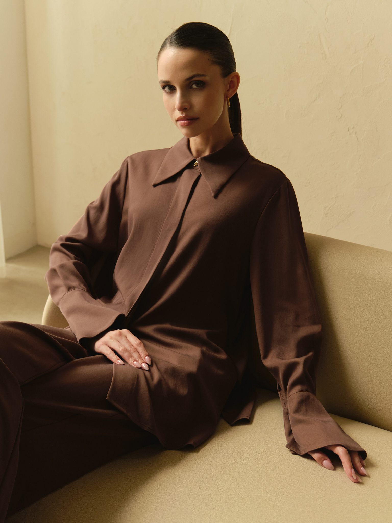 Loose shirt with wide cuffs