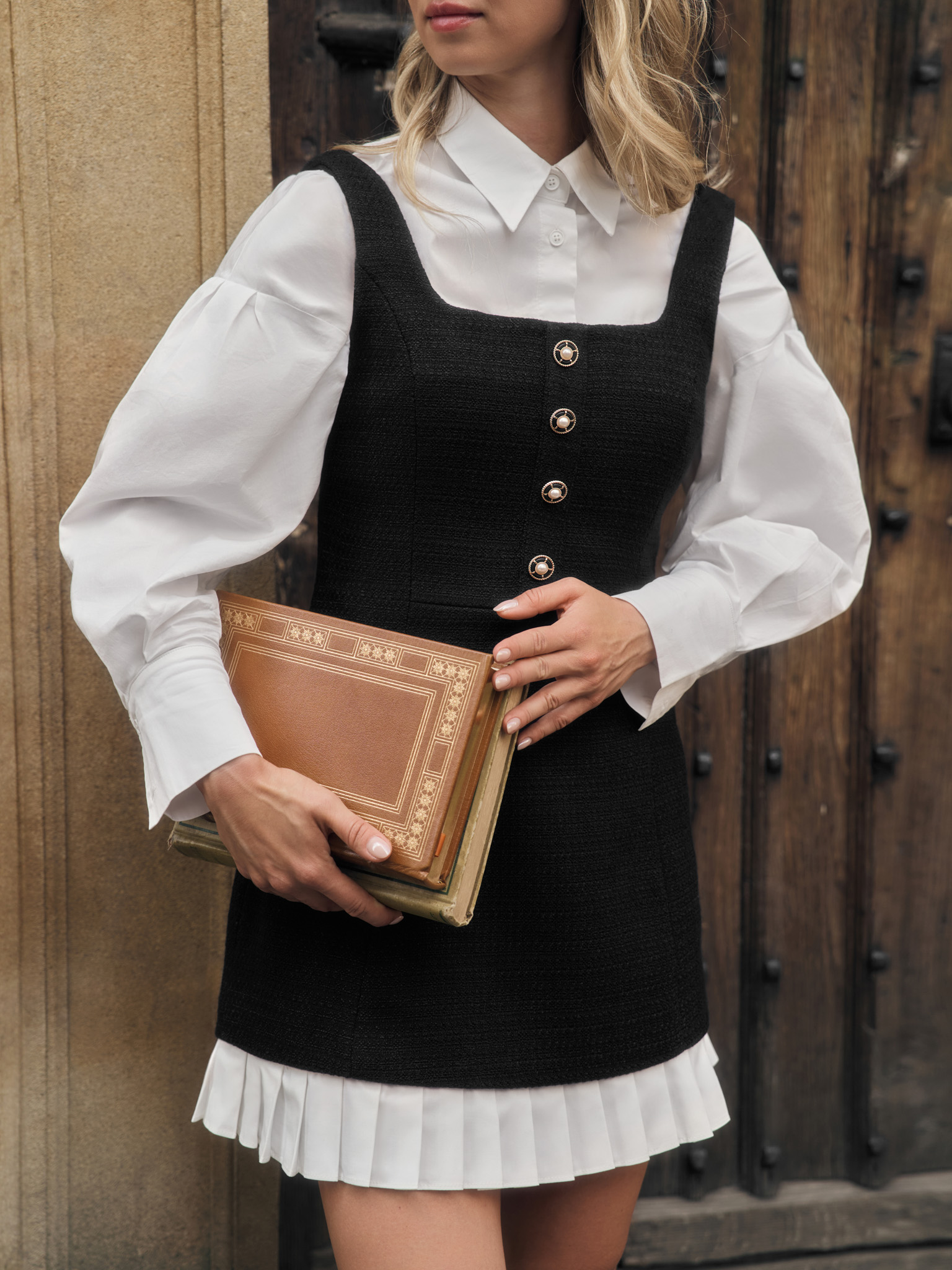 Сарафан мини из твида с крупными пуговицами на лифе