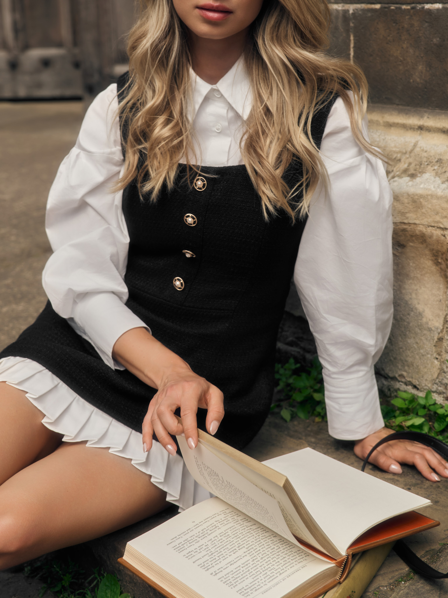 Сарафан мини из твида с крупными пуговицами на лифе