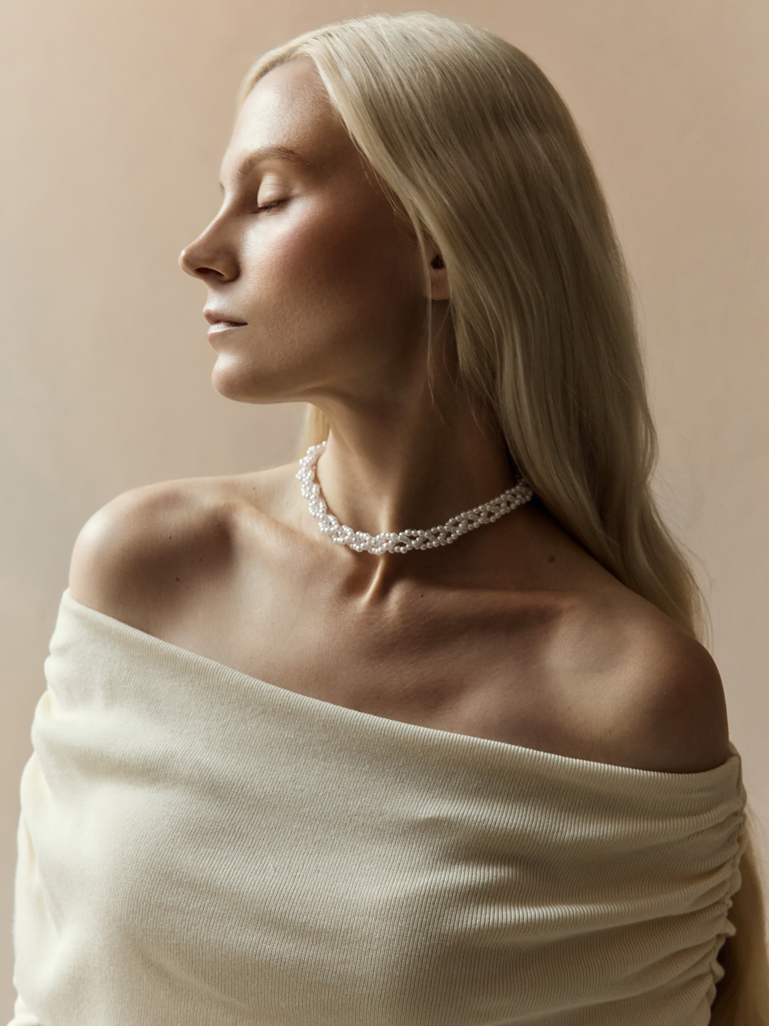 Necklace of fine pearl threads