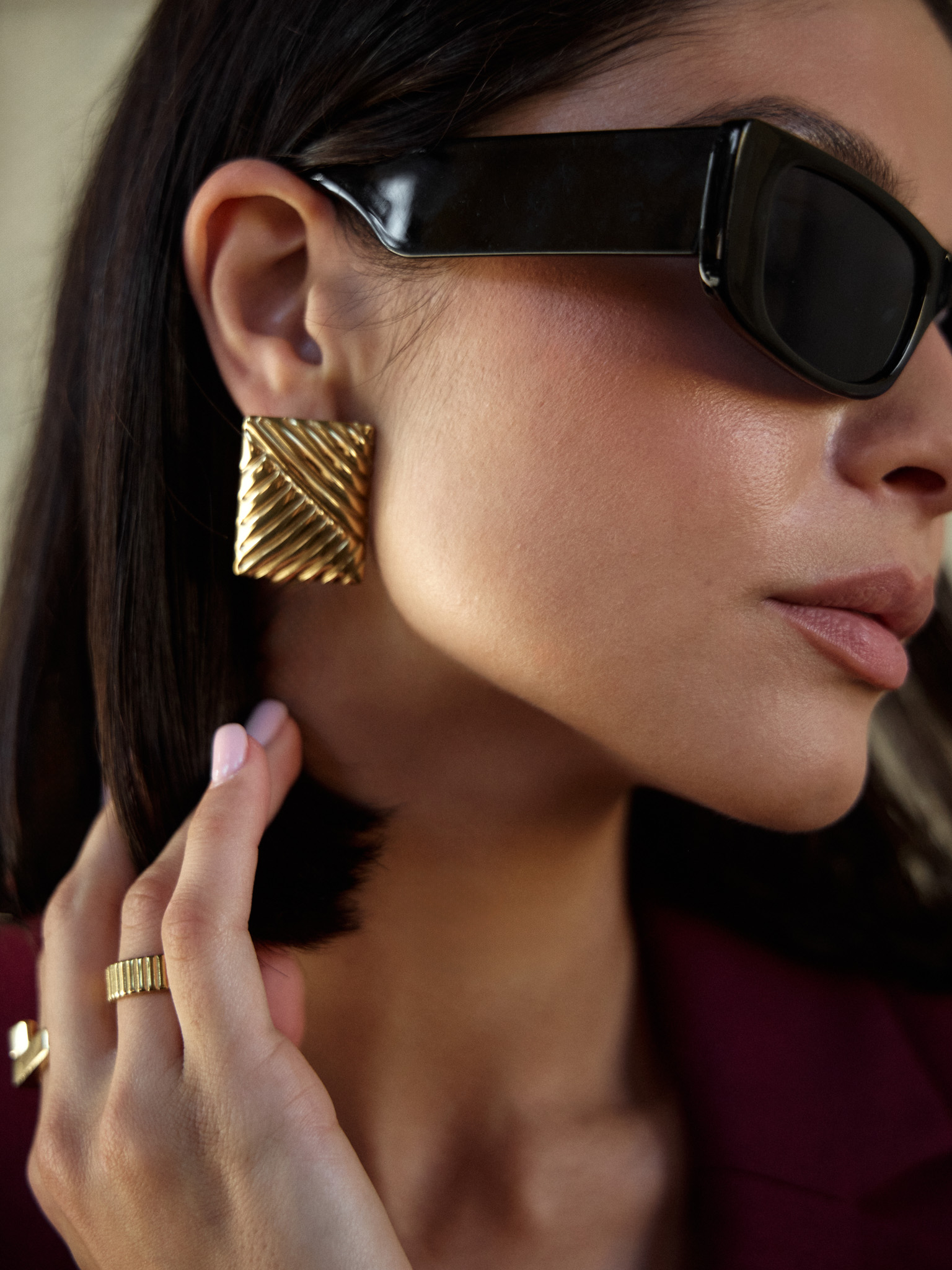 Rectangular stud earrings with diagonal stripes