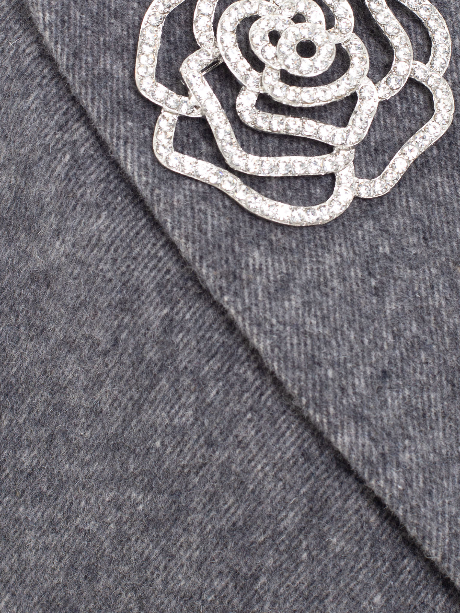 Двубортное шерстяное пальто миди с брошью