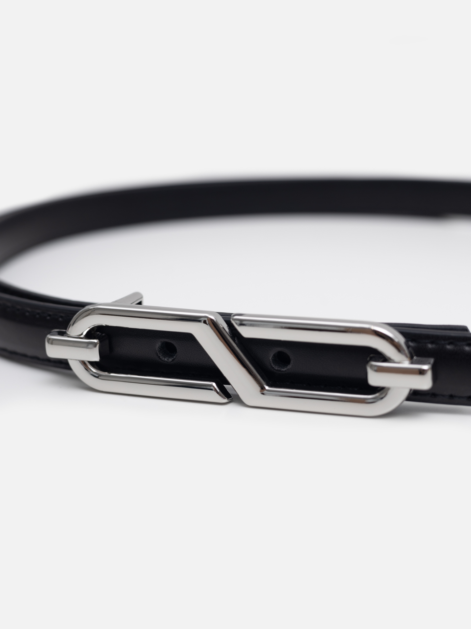 Slim leather belt with twisted buckle