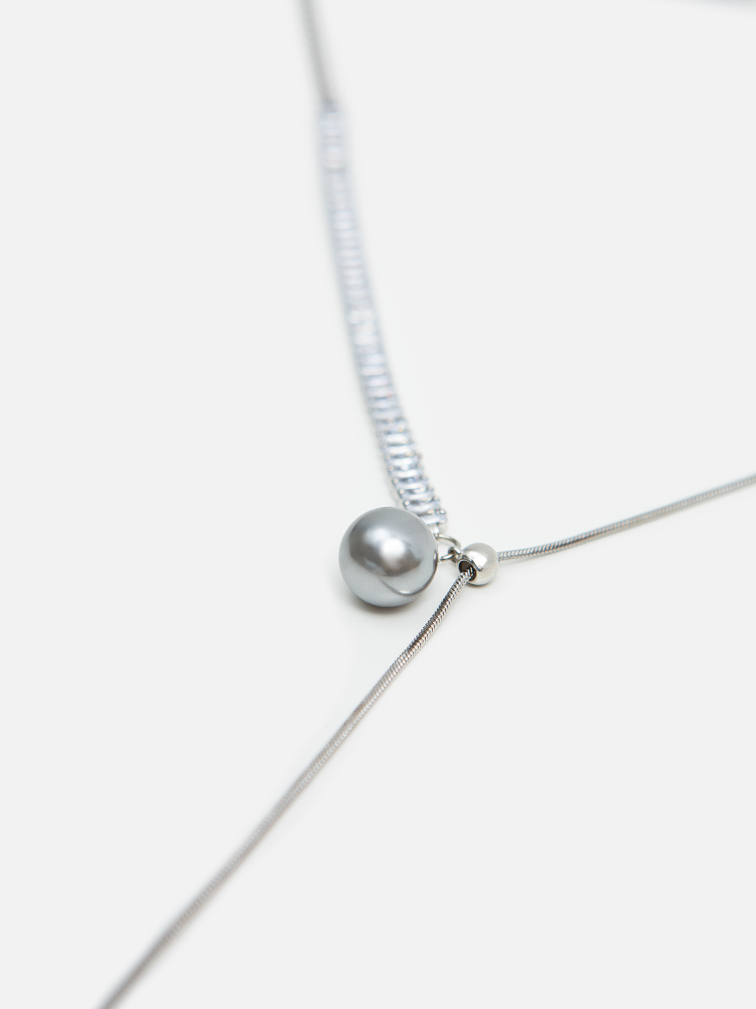 Long necklace with rhinestones and round decoration