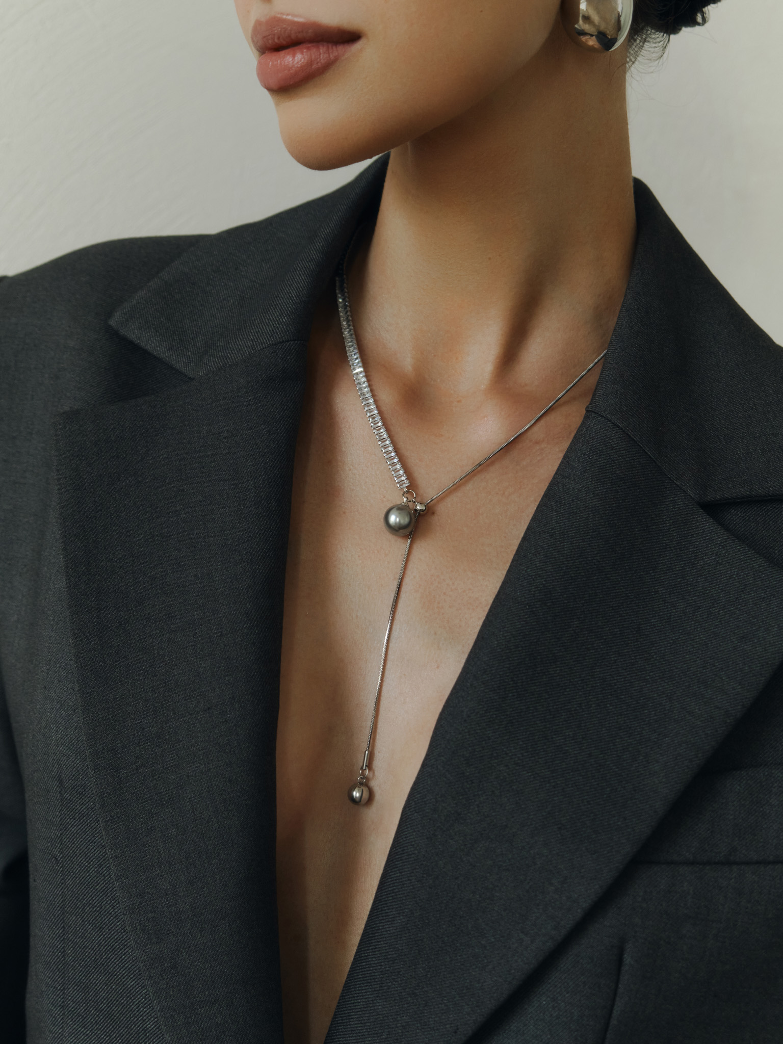 Long necklace with rhinestones and round decoration