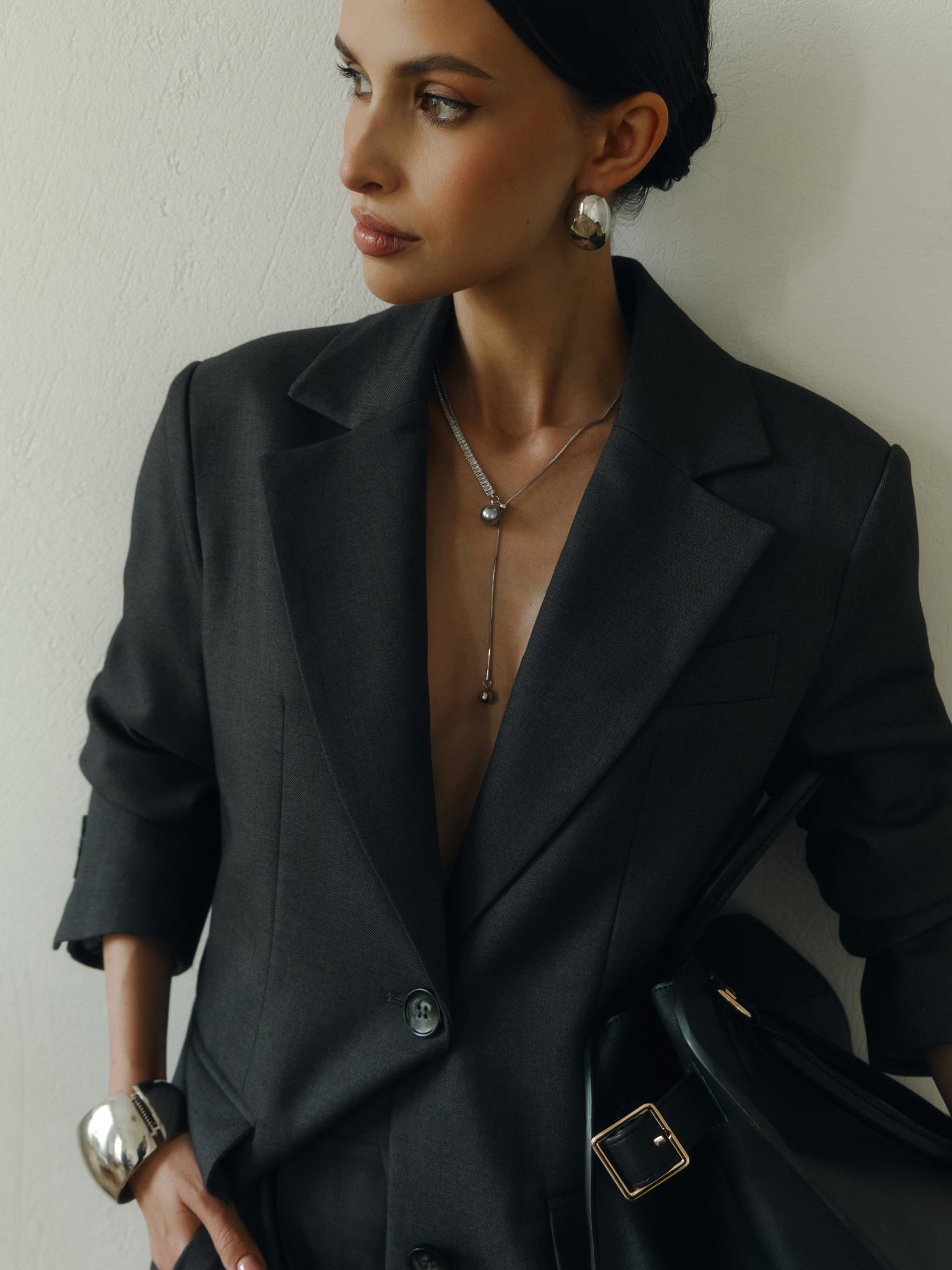 Long necklace with rhinestones and round decoration