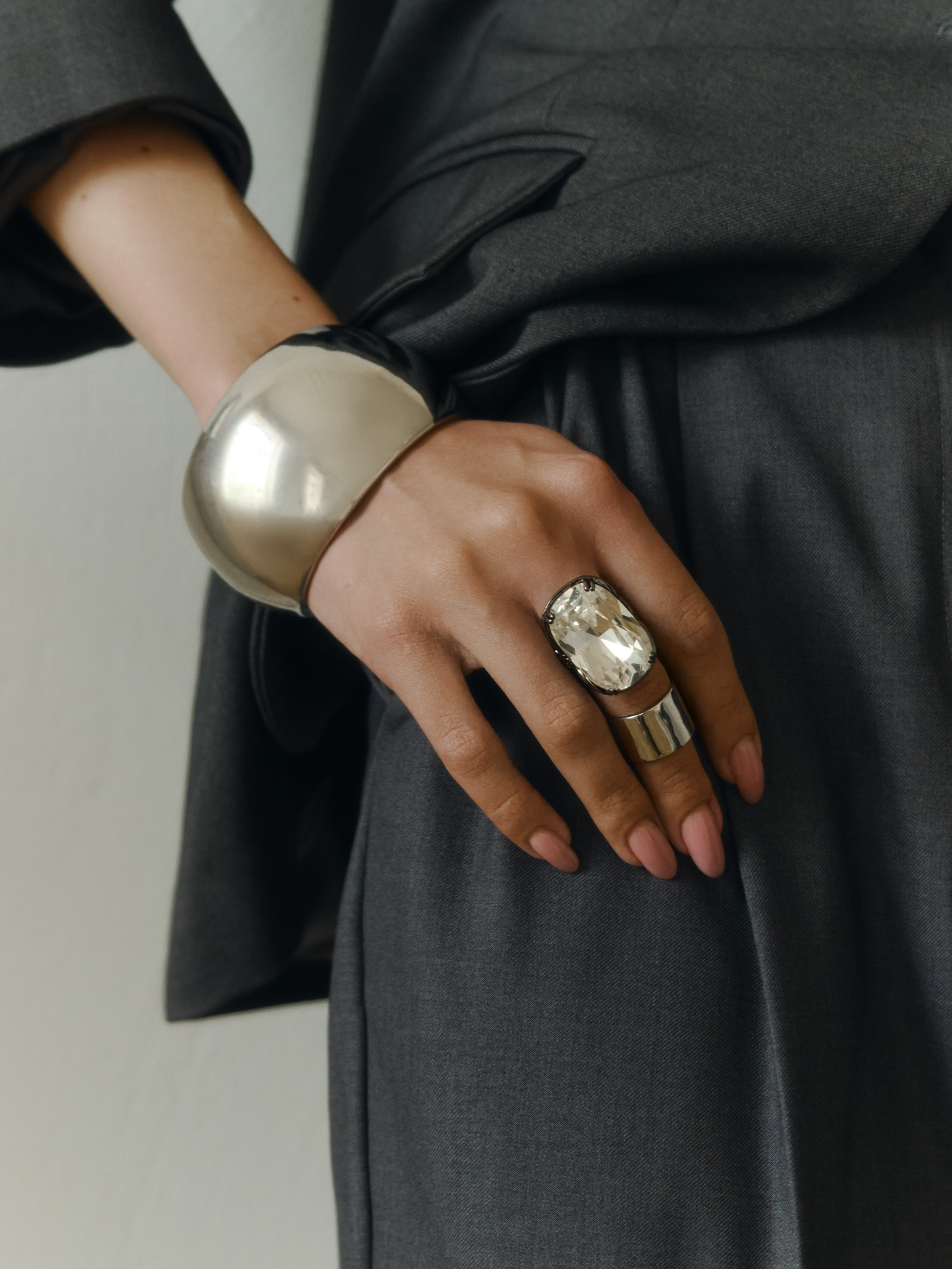 Une bague avec une grande pierre à facettes