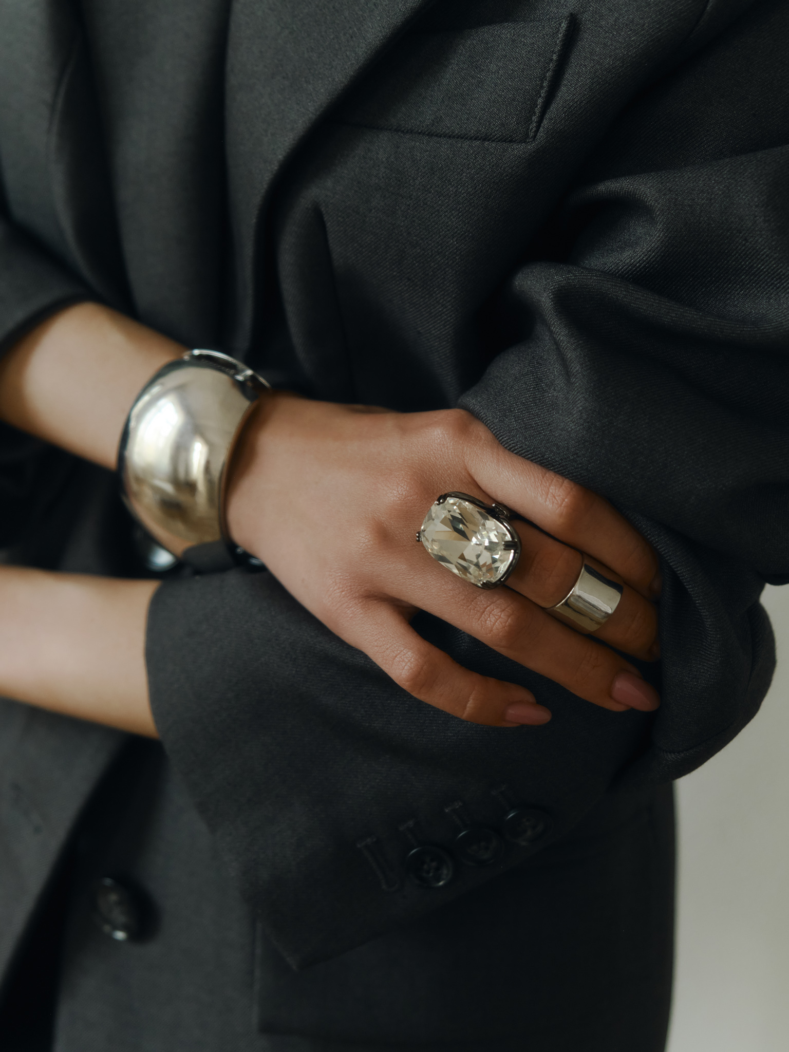 Une bague avec une grande pierre à facettes