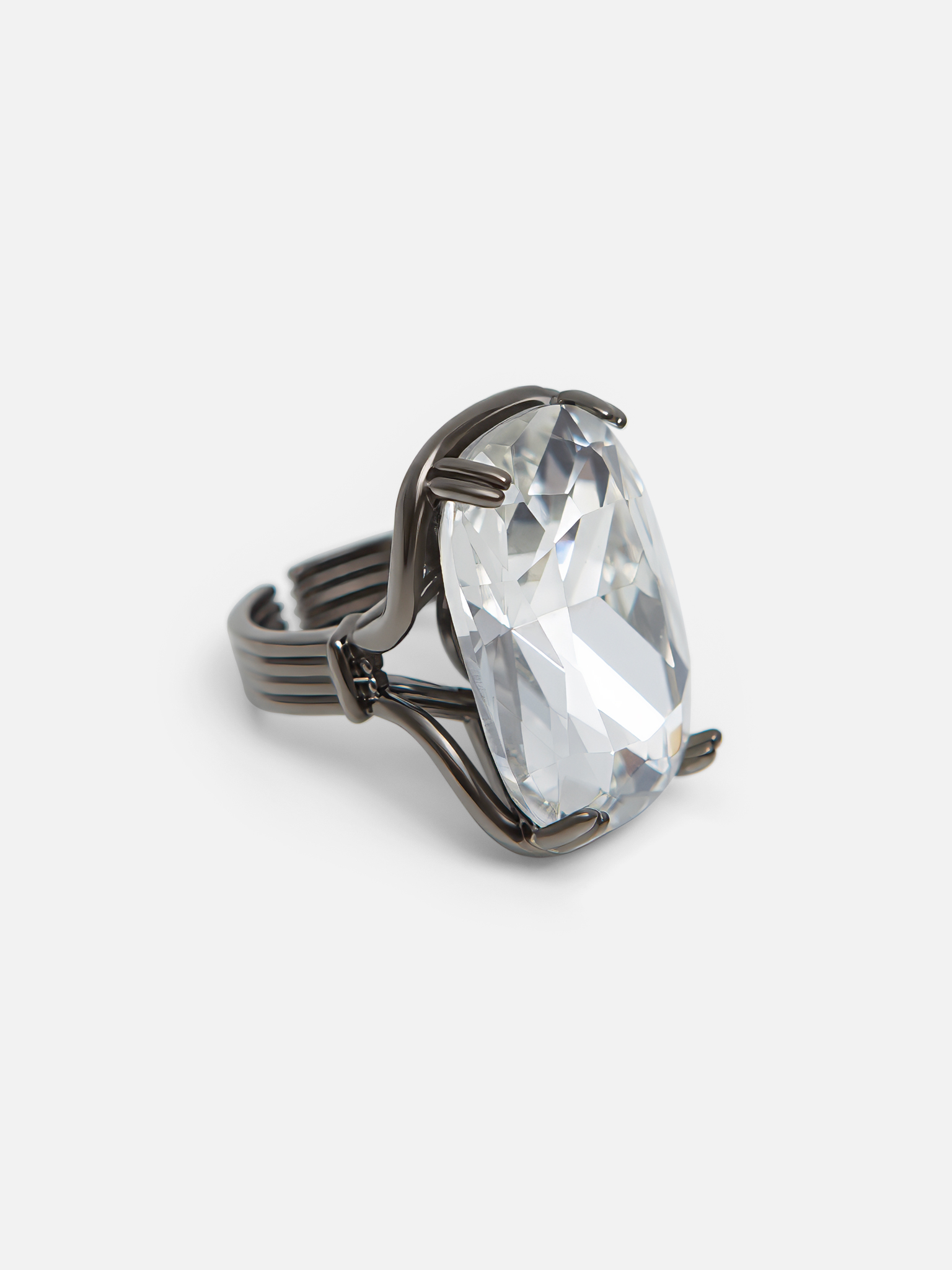 Une bague avec une grande pierre à facettes