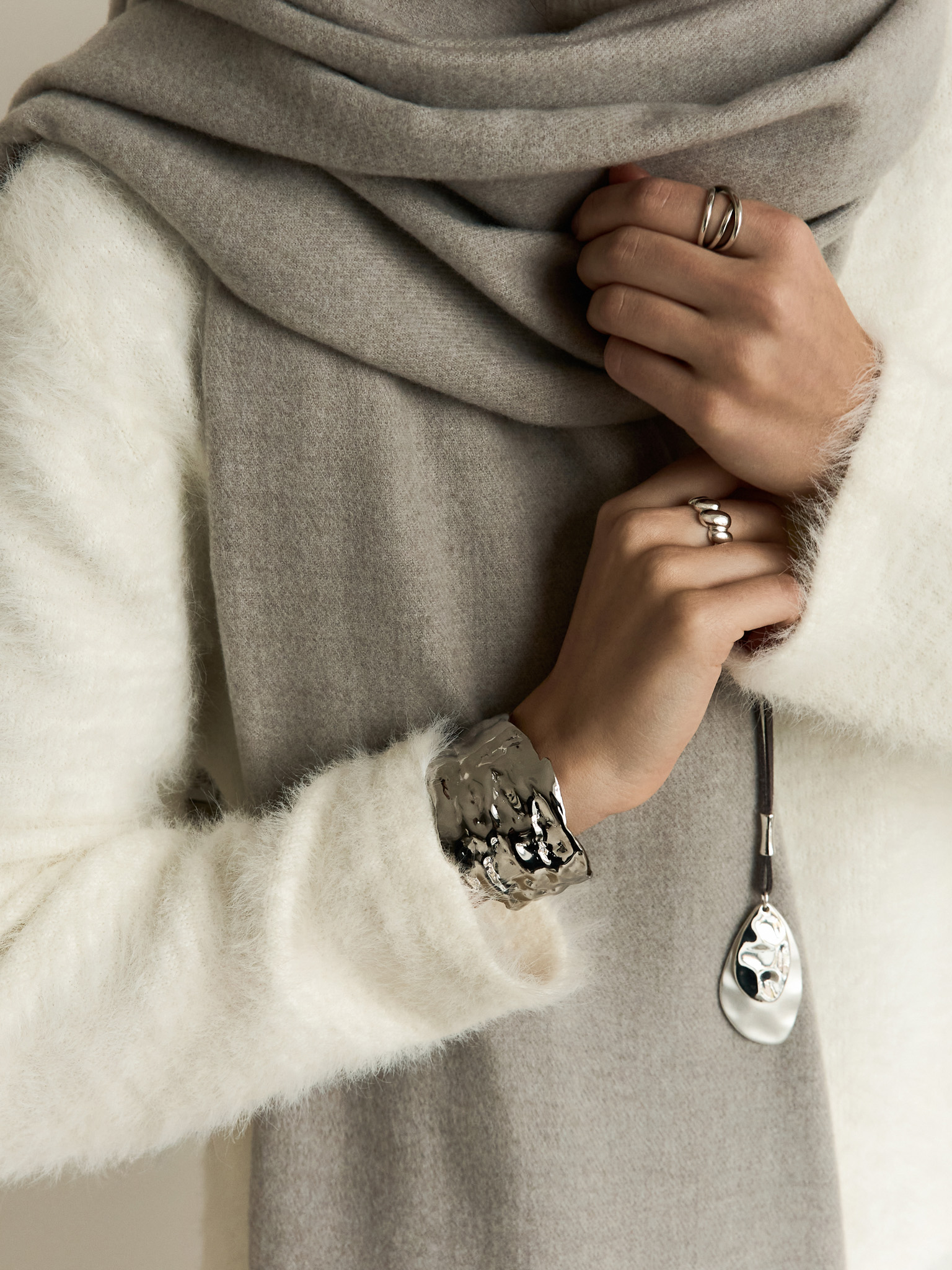 Round bracelet in crumpled metal