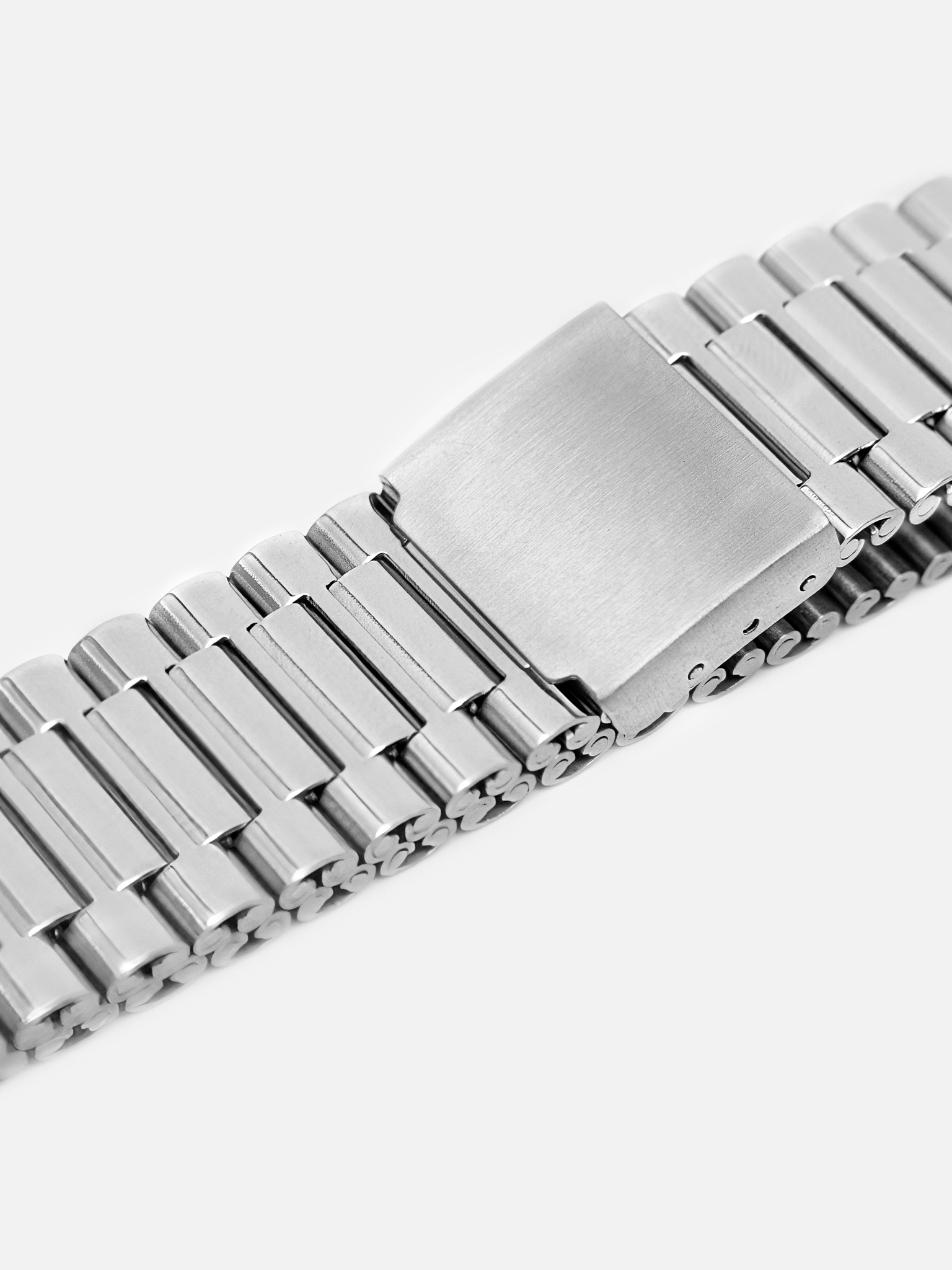 Multi-section metal bracelet