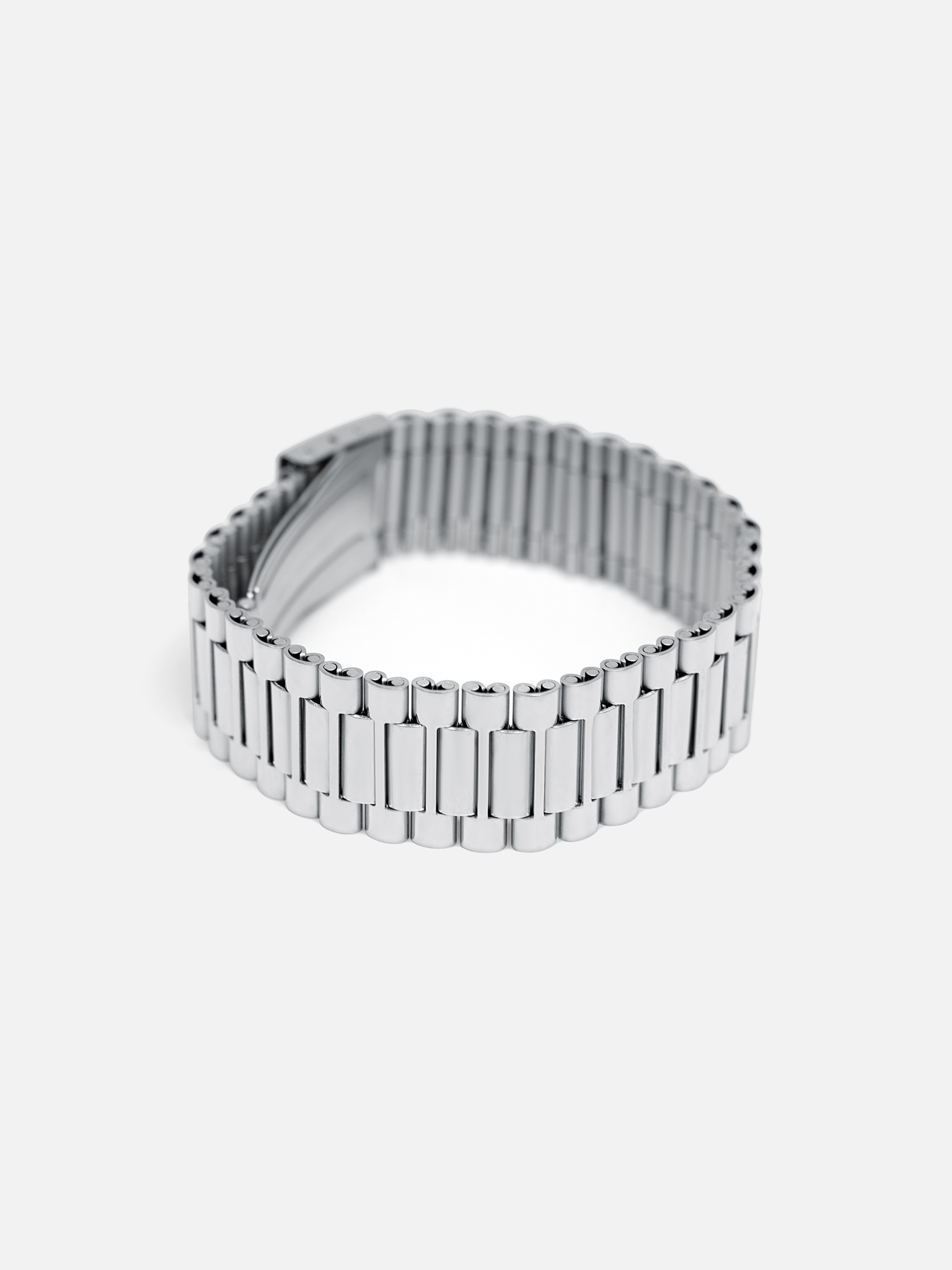 Multi-section metal bracelet