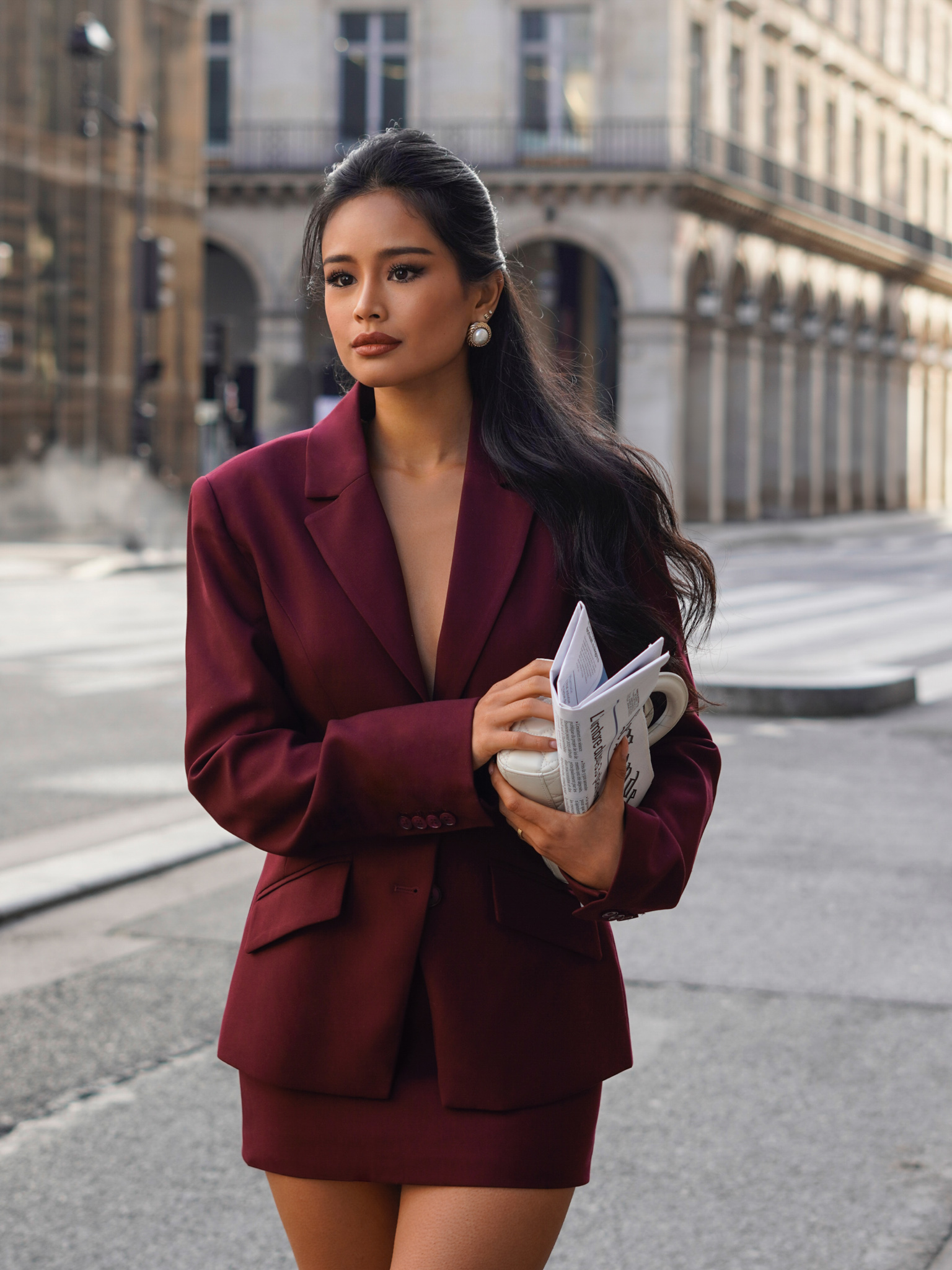 Single-breasted jacket with fitted silhouette