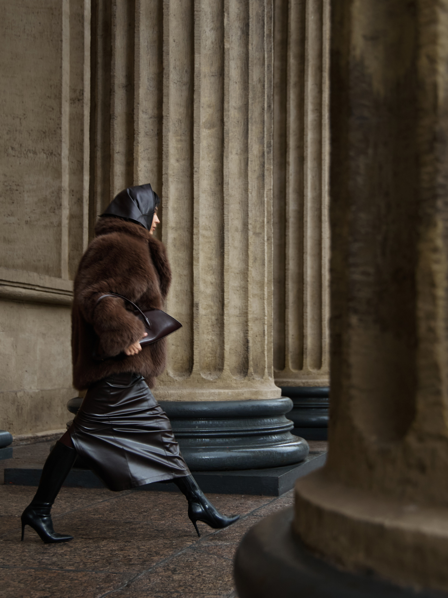 Короткая экошуба с объемным воротником