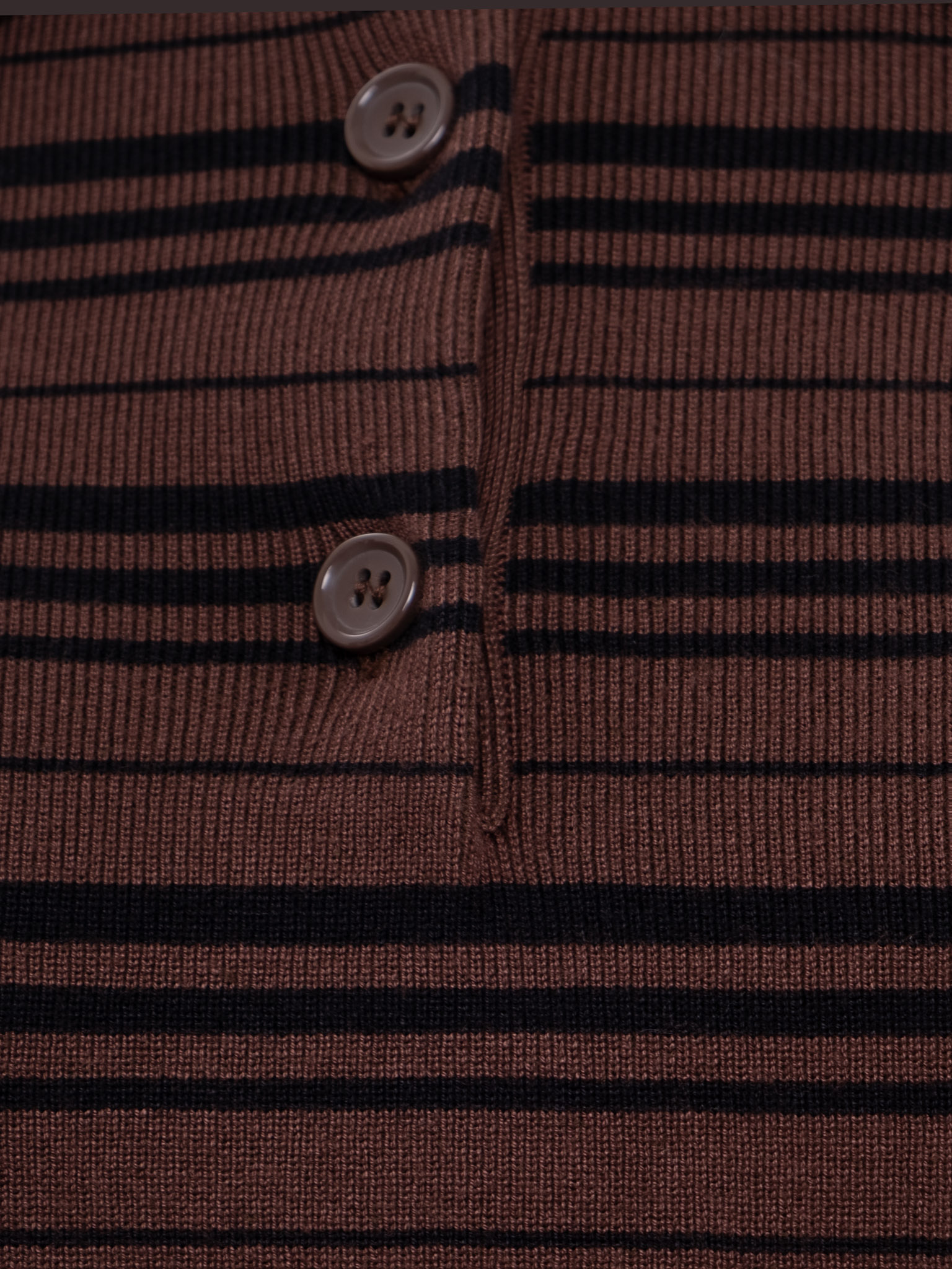 قميص بولو مخطط محبوك بأكمام طويلة