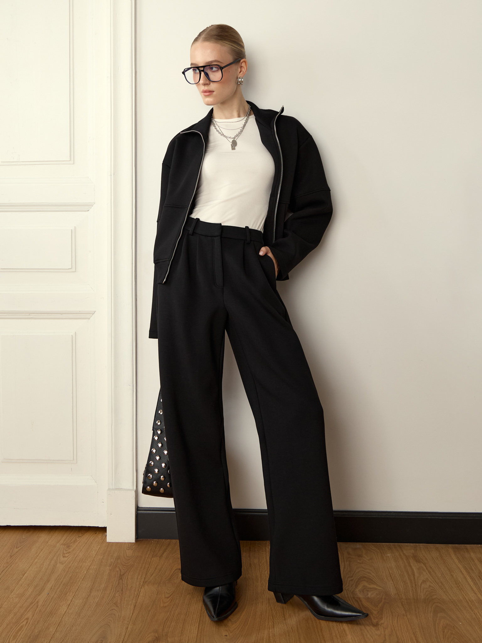 Straight trousers made from French Terry with waist pleats