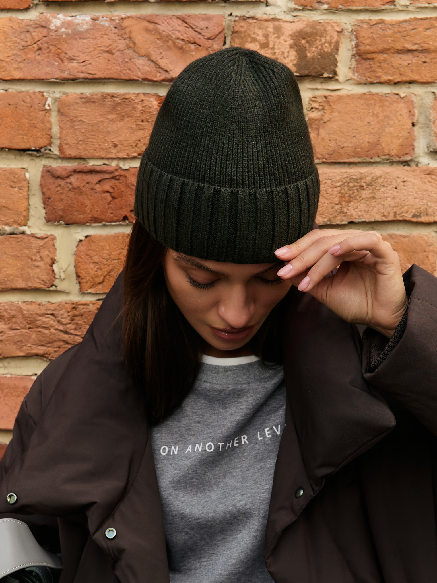 Прилегающая шапка бини из комбинированного трикотажа