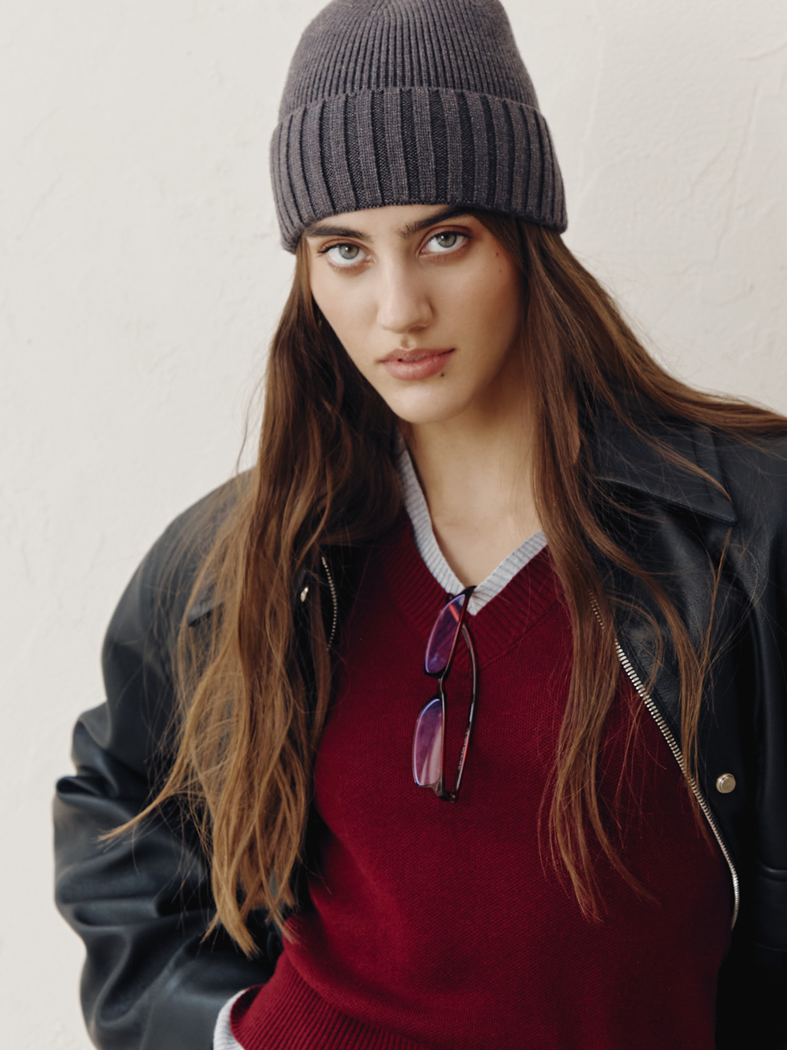 Fitted beanie in combined knitted fabric