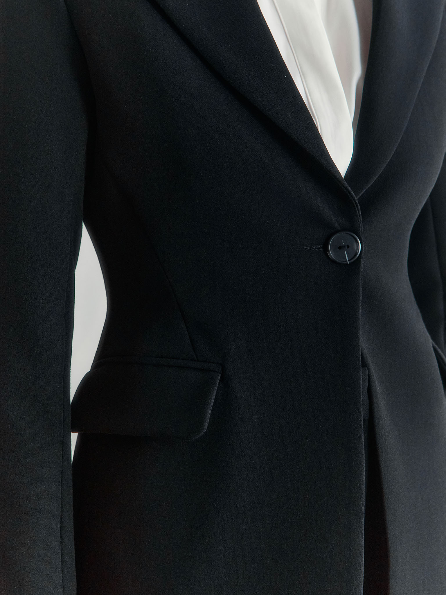 Single-button fitted jacket