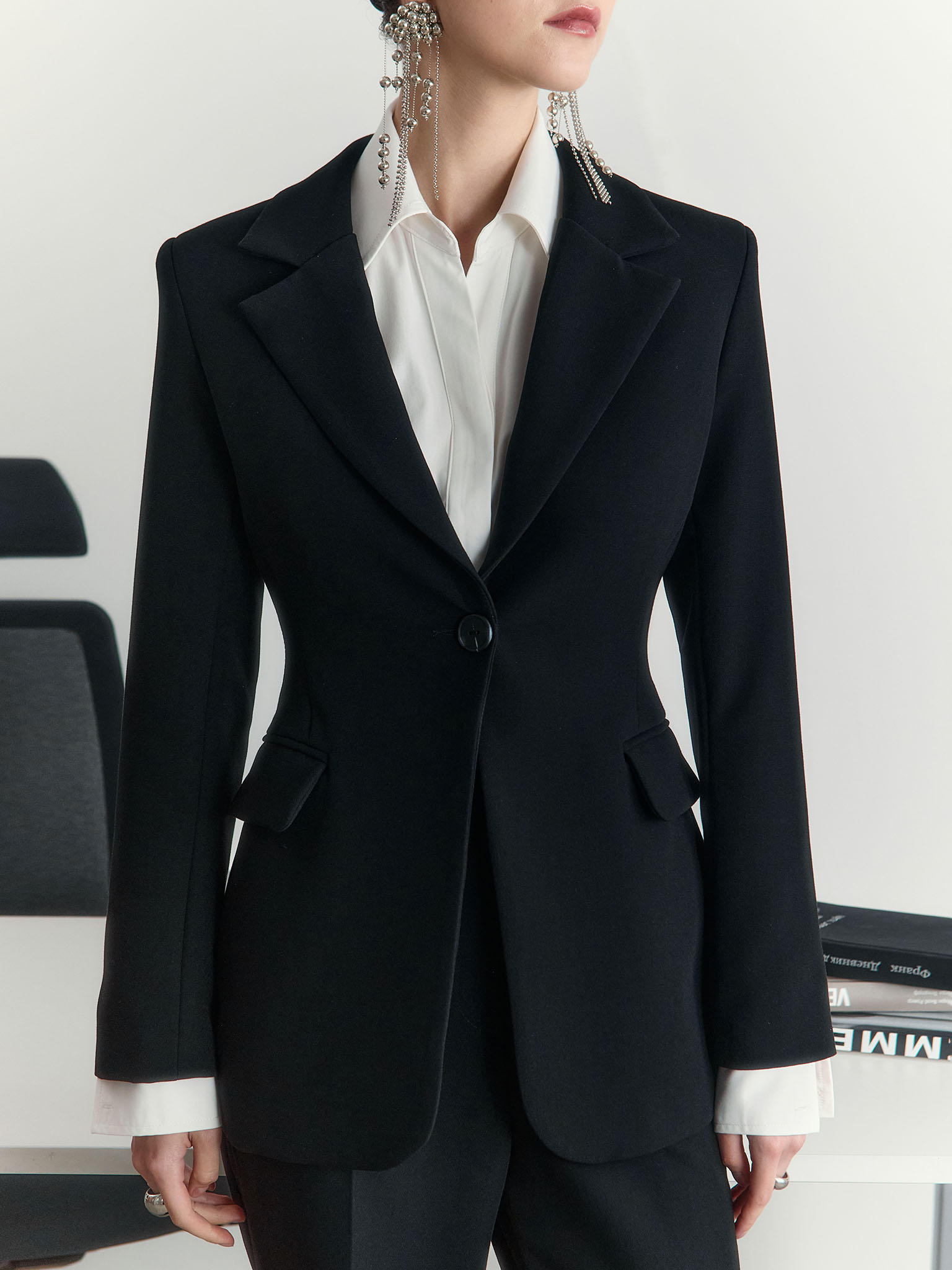 Single-button fitted jacket