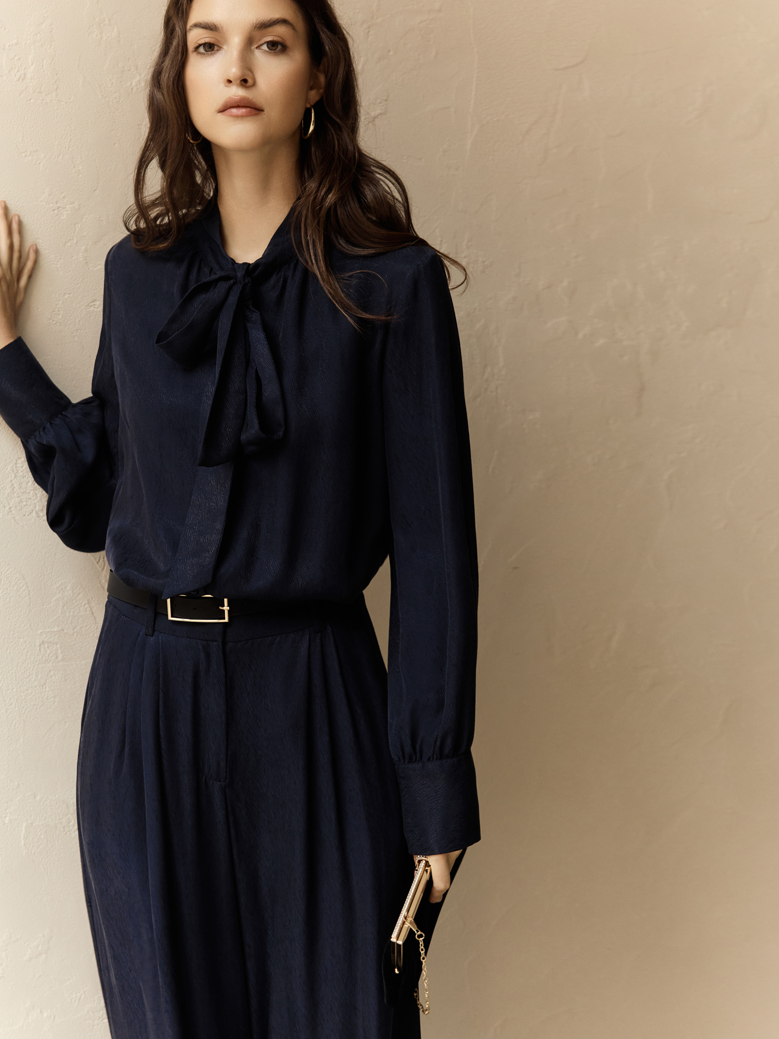 Loose-fitting trousers with waist pleats