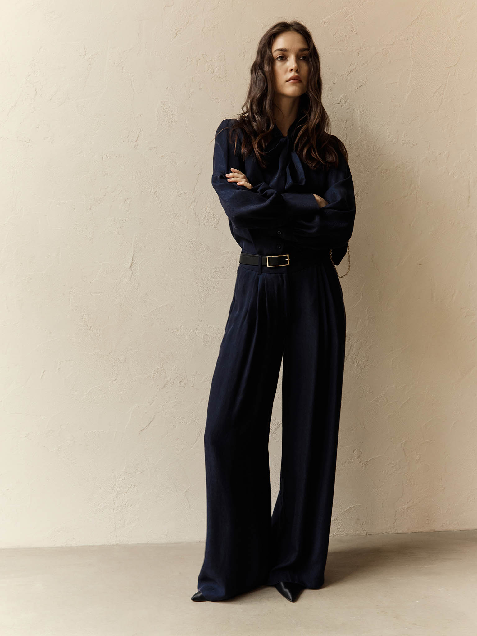 Loose-fitting trousers with waist pleats