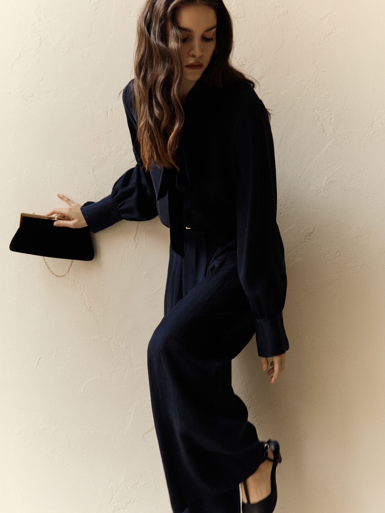 Loose-fitting trousers with waist pleats