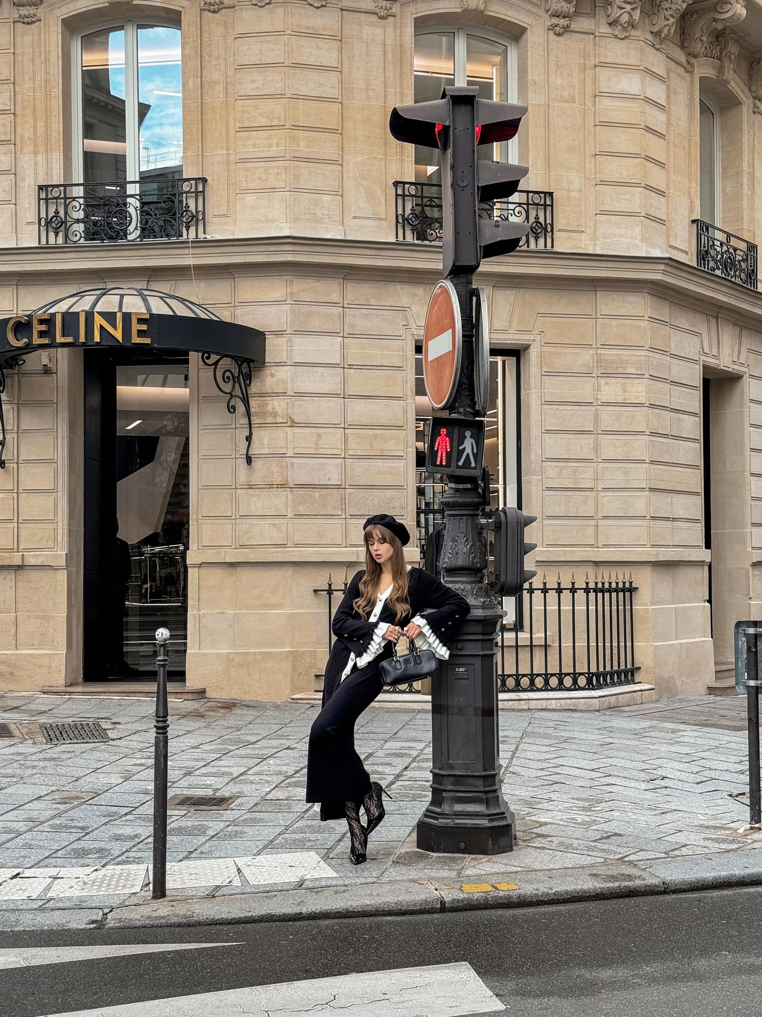 Трикотажное платье макси с контрастными манжетами и застежкой на пуговицы