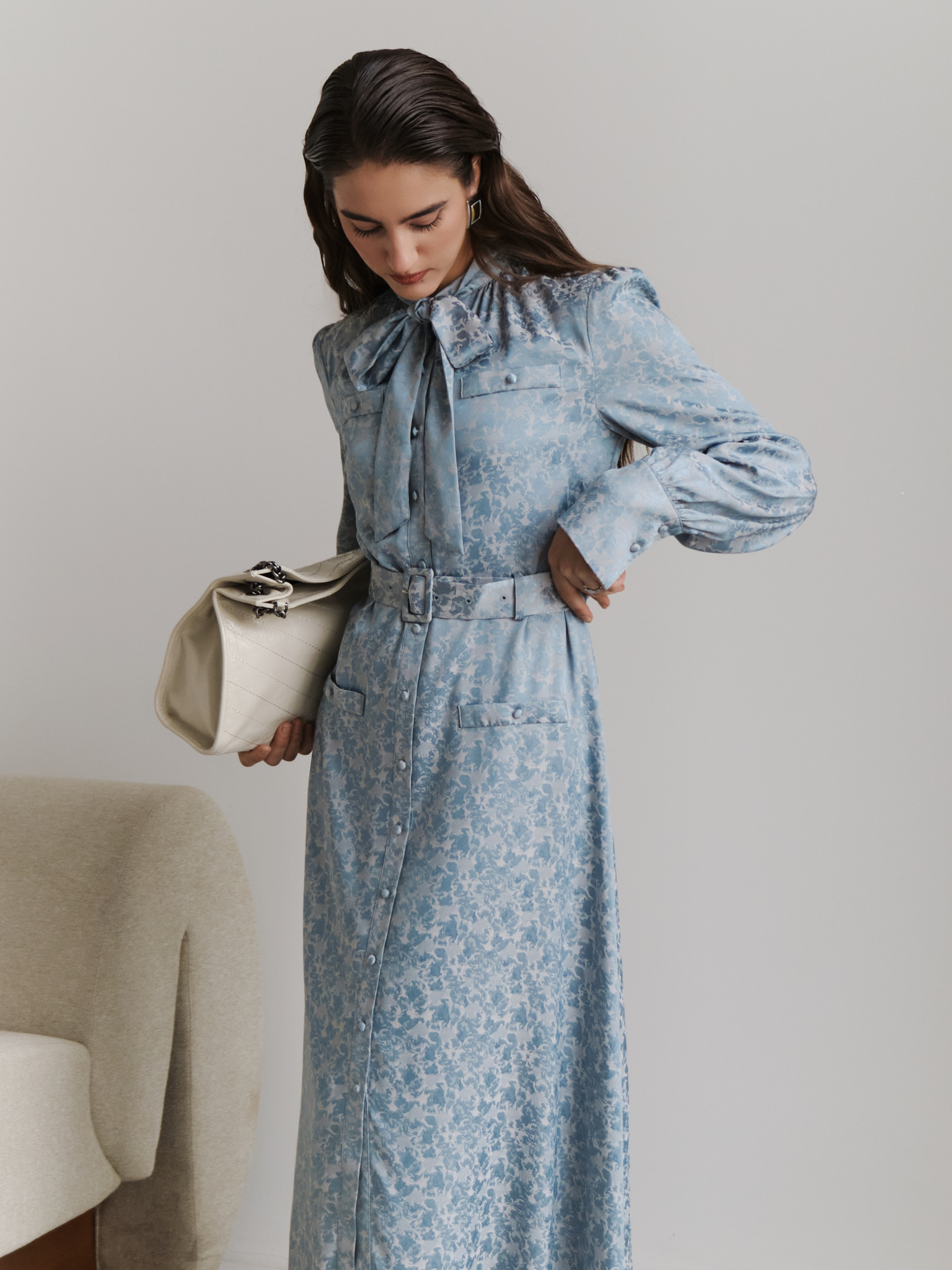 Midikleid mit Kragenschleife und tonalem Gürtel