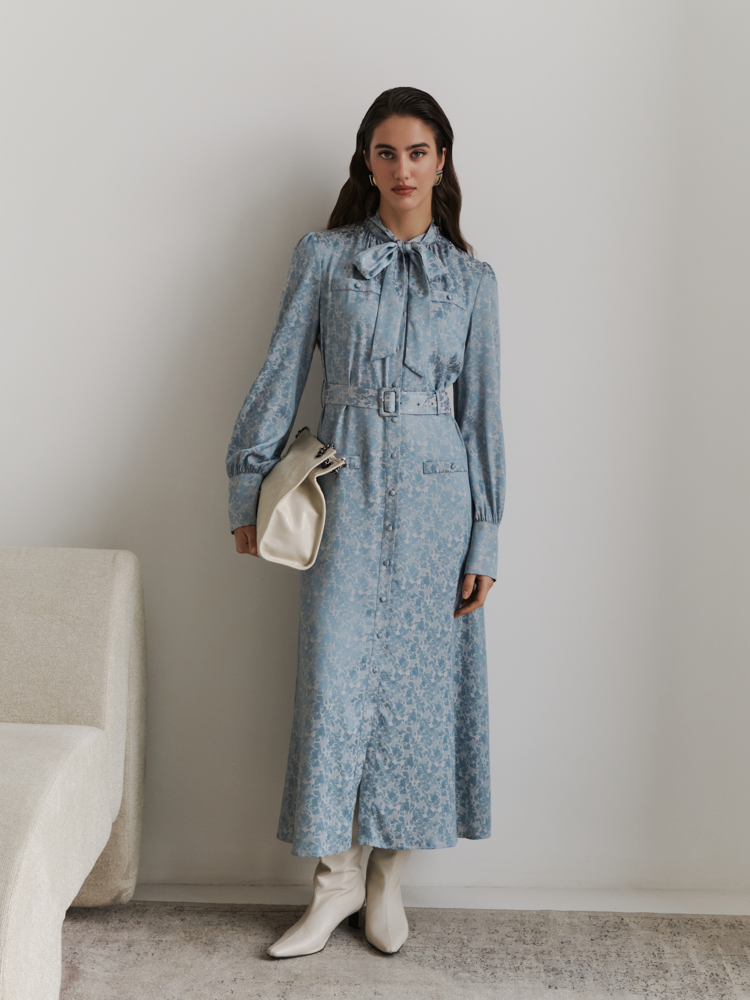 Midikleid mit Kragenschleife und tonalem Gürtel