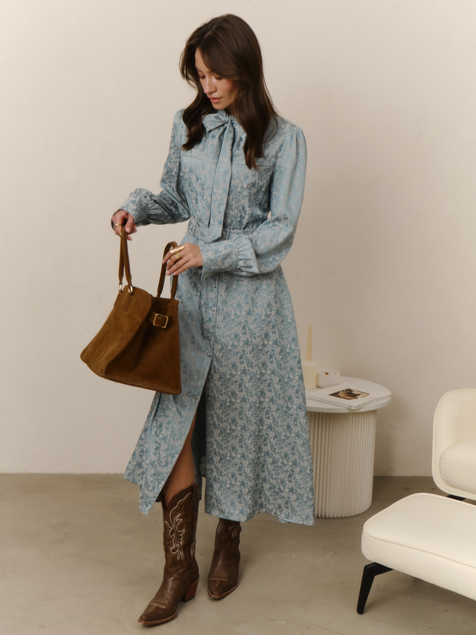 Midikleid mit Kragenschleife und tonalem Gürtel