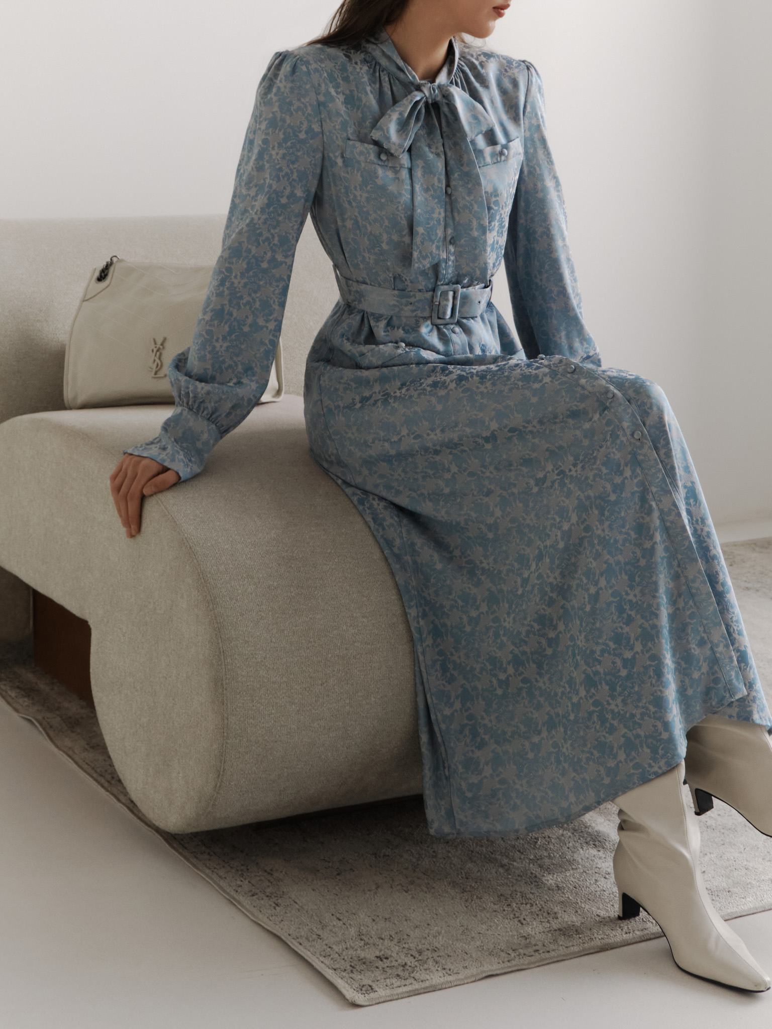 Midikleid mit Kragenschleife und tonalem Gürtel