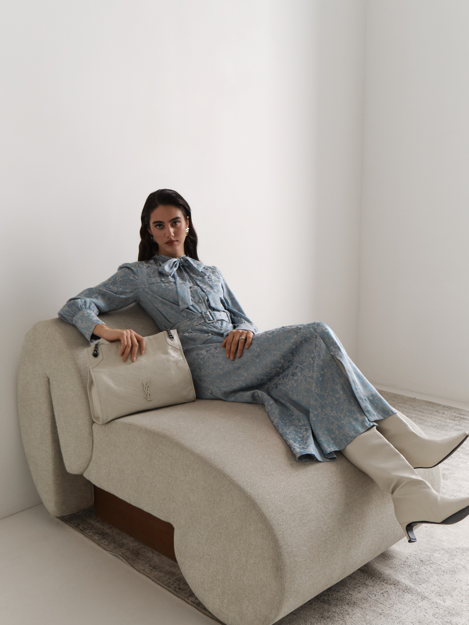 Midikleid mit Kragenschleife und tonalem Gürtel