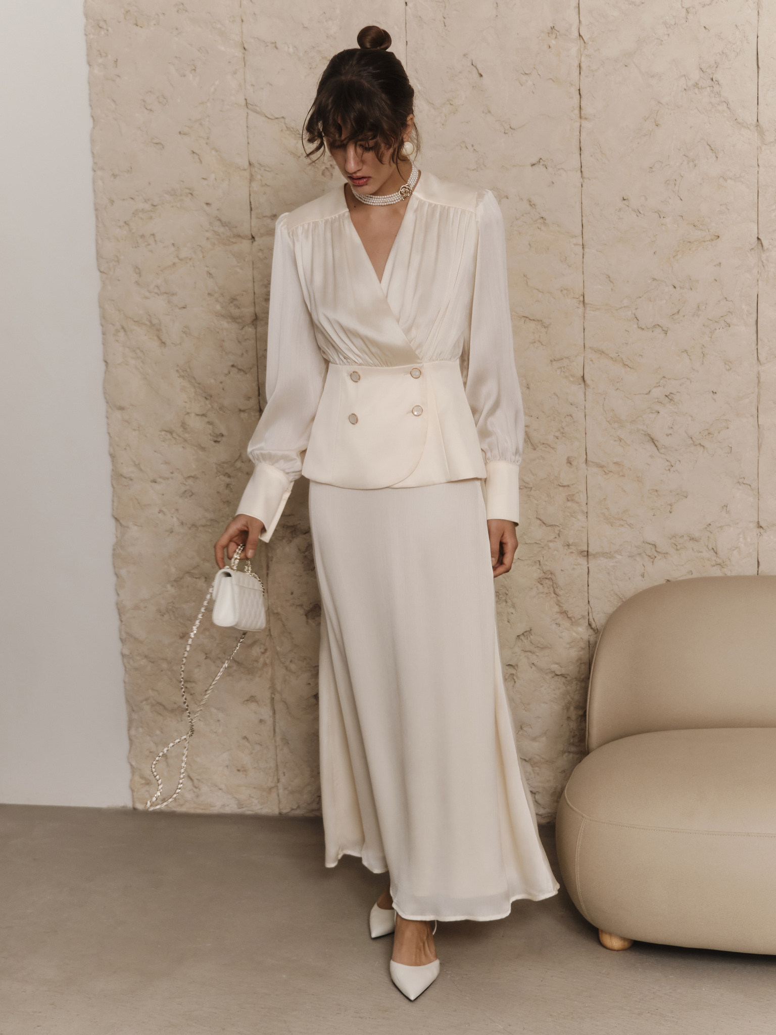 Flowing blouse with a waistband and large buttons