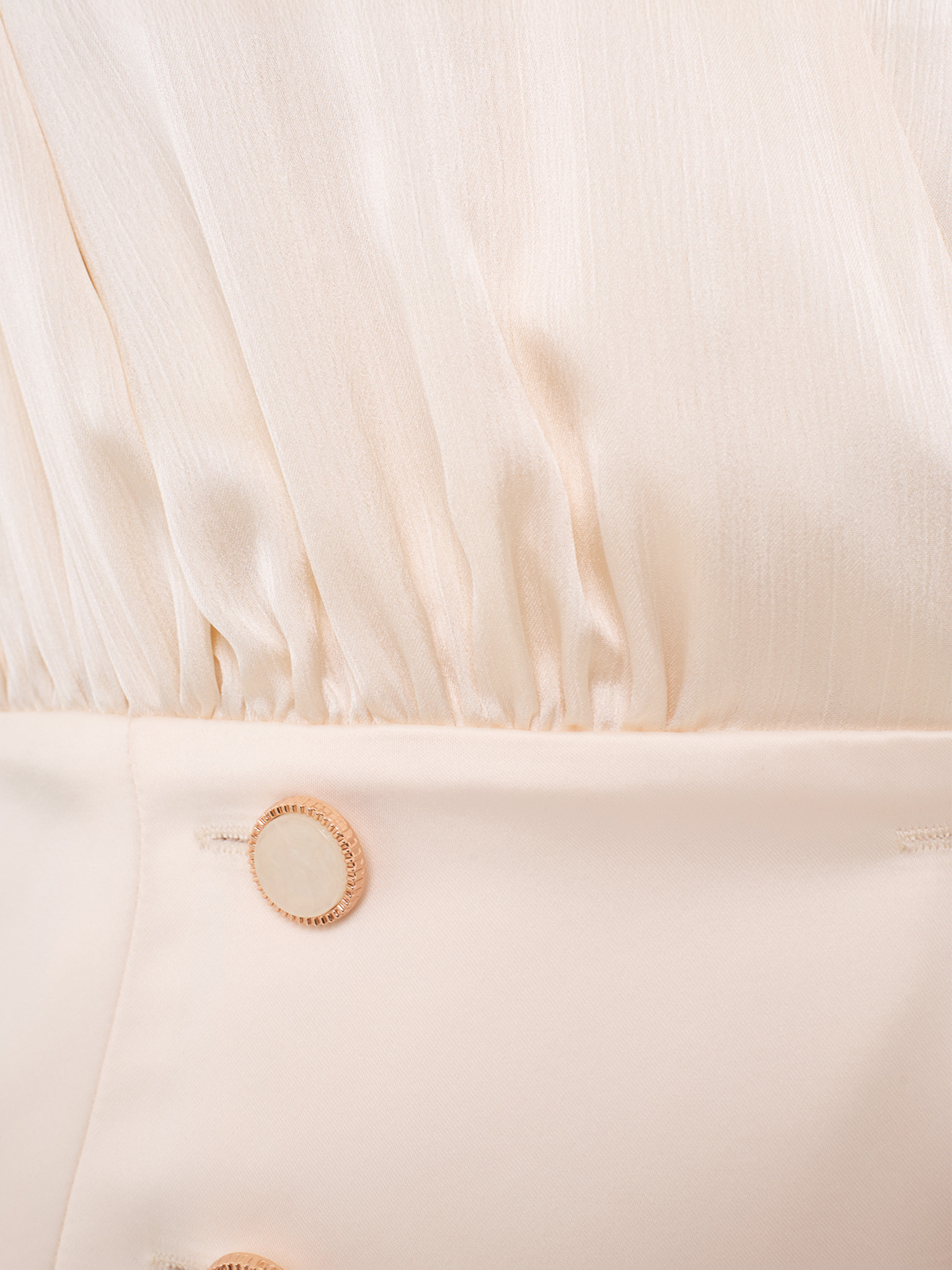 Flowing blouse with a waistband and large buttons