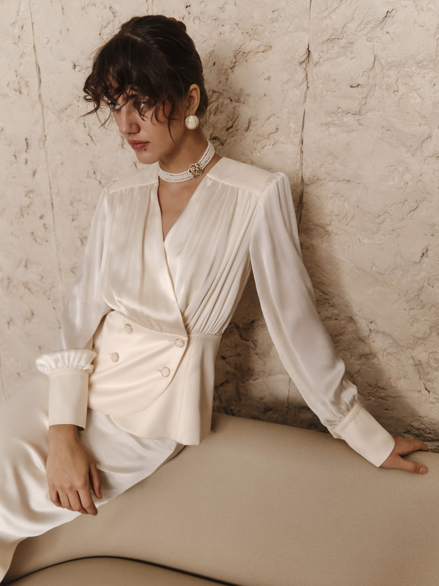 Flowing blouse with a waistband and large buttons