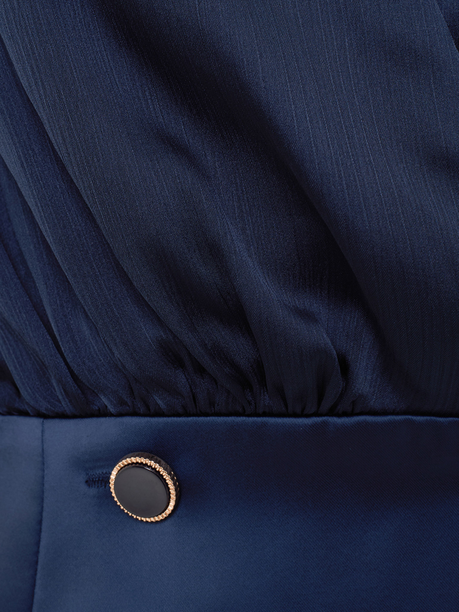 Flowing blouse with a waistband and large buttons