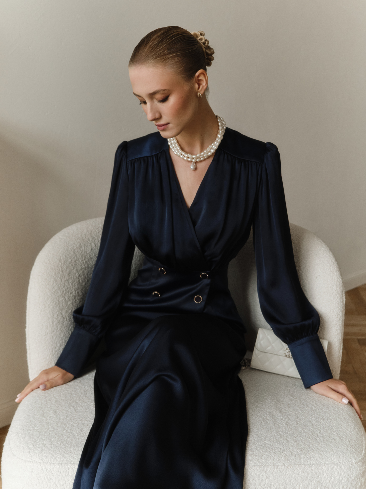 Flowing blouse with a waistband and large buttons