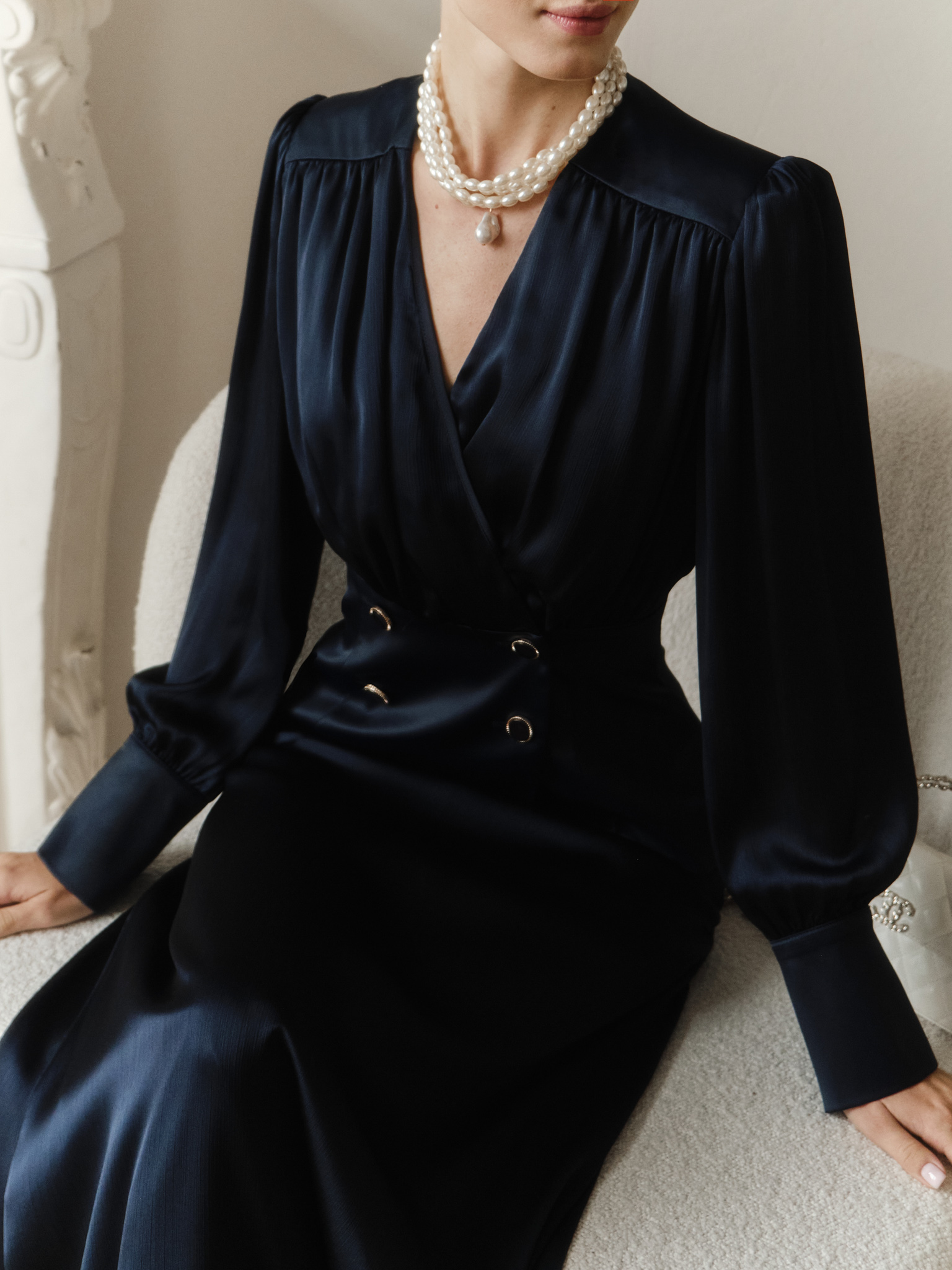 Flowing blouse with a waistband and large buttons