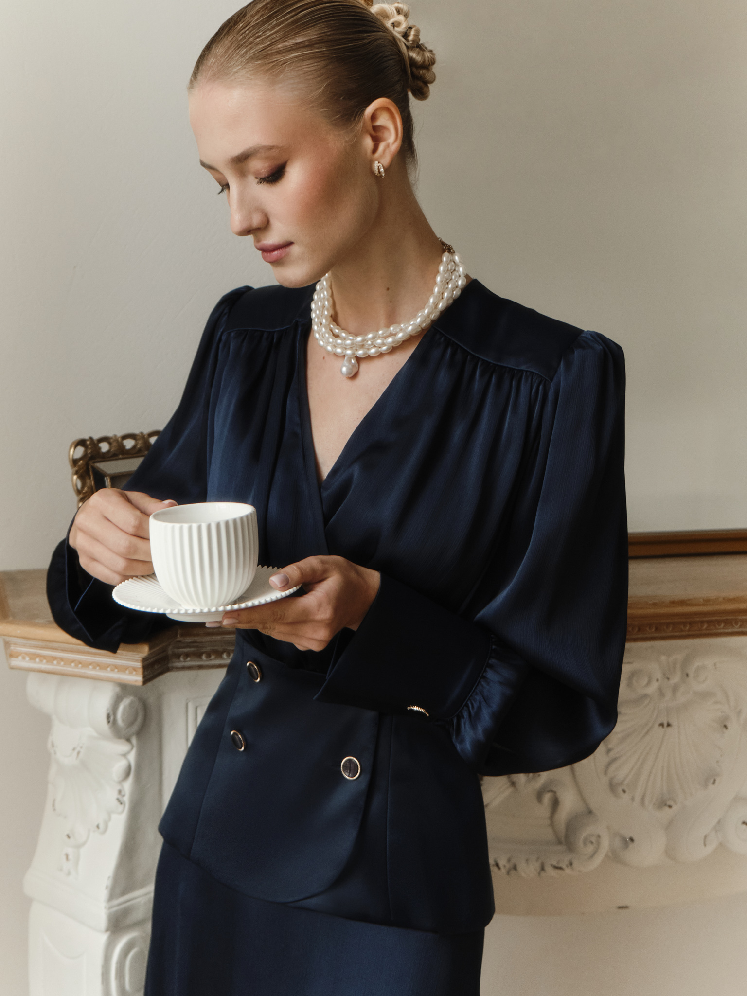 Flowing blouse with a waistband and large buttons