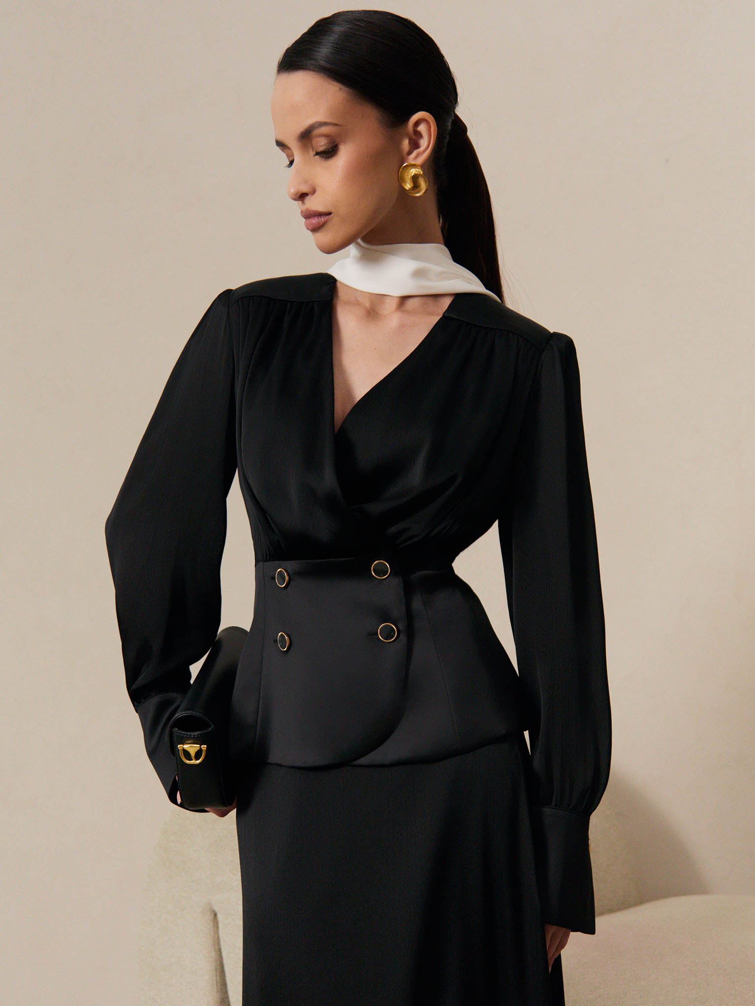 Flowing blouse with a waistband and large buttons