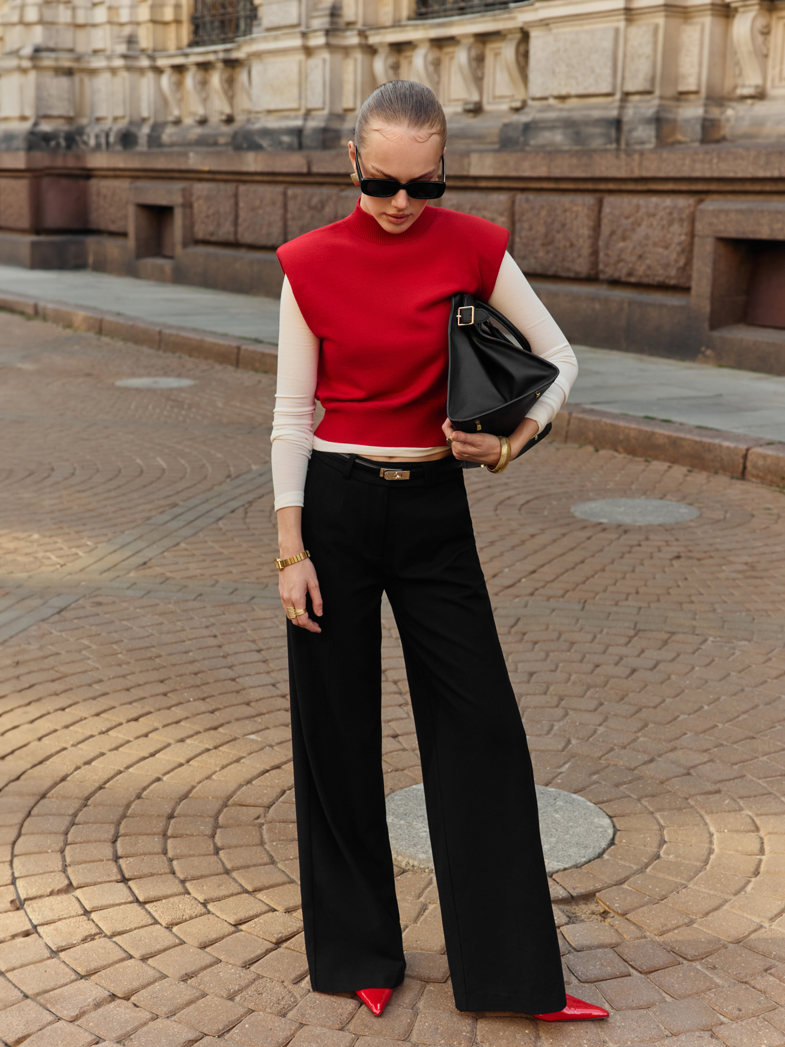 Loose-fitting monochrome trousers